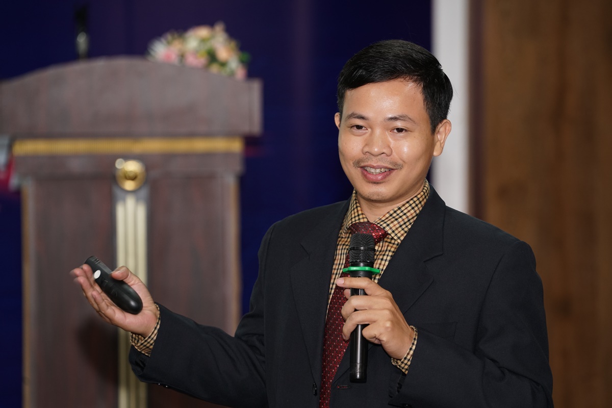 PGS.TS Nguyễn Ngọc Vũ, Phó Hiệu trưởng Trường Đại học Hoa Sen trình bày tại hội thảo