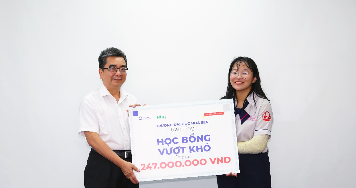 trường Đại học Hoa Sen trao Học bổng Vượt khó trị giá 247 triệu đồng cho em Nguyễn Hồng Nhung