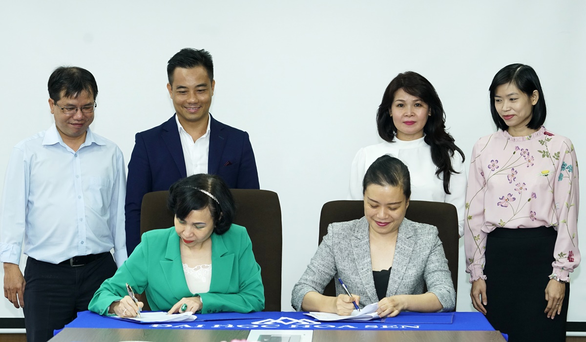 NGƯT.GS.TS Mai Hồng Quỳ – Hiệu trưởng HSU cùng Bà Đoàn Thị Mai Hương – Tổng Giám đốc SASCO ký kết hợp tác