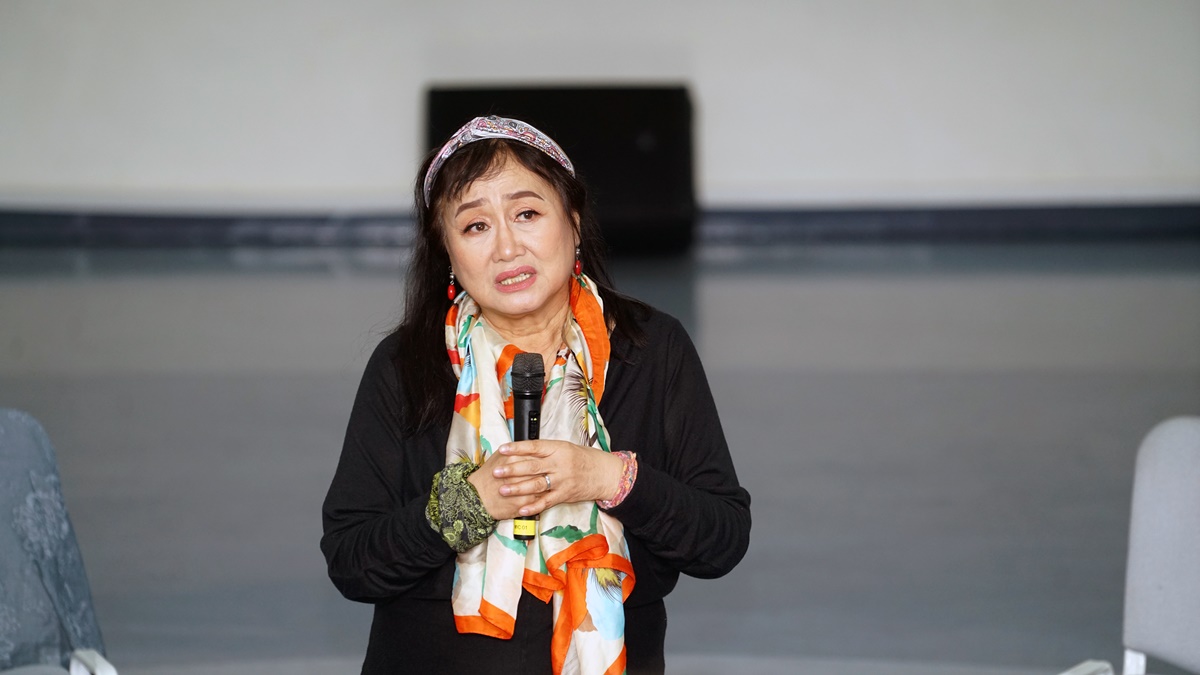 Nghệ sĩ Nguyễn Thị Minh Ngọc trò chuyện với sinh viên ĐH Hoa Sen