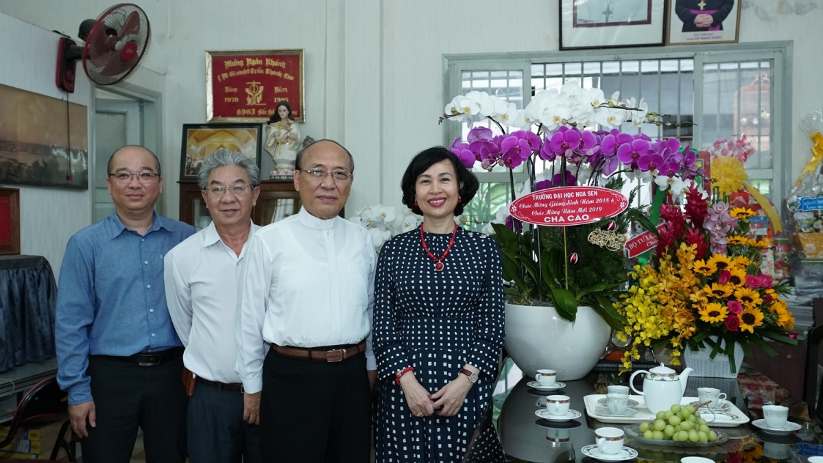 Tân Hiệu trưởng ĐH Hoa Sen – NGƯT.GS.TS Mai Hồng Quỳ thăm hỏi Cha Cao