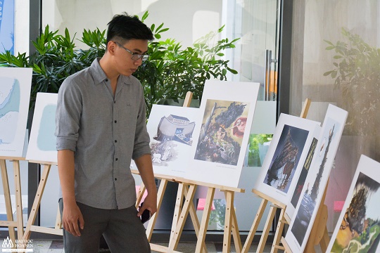 SV Hoa Sen xem tranh biếm họa tại triễn lãm tranh