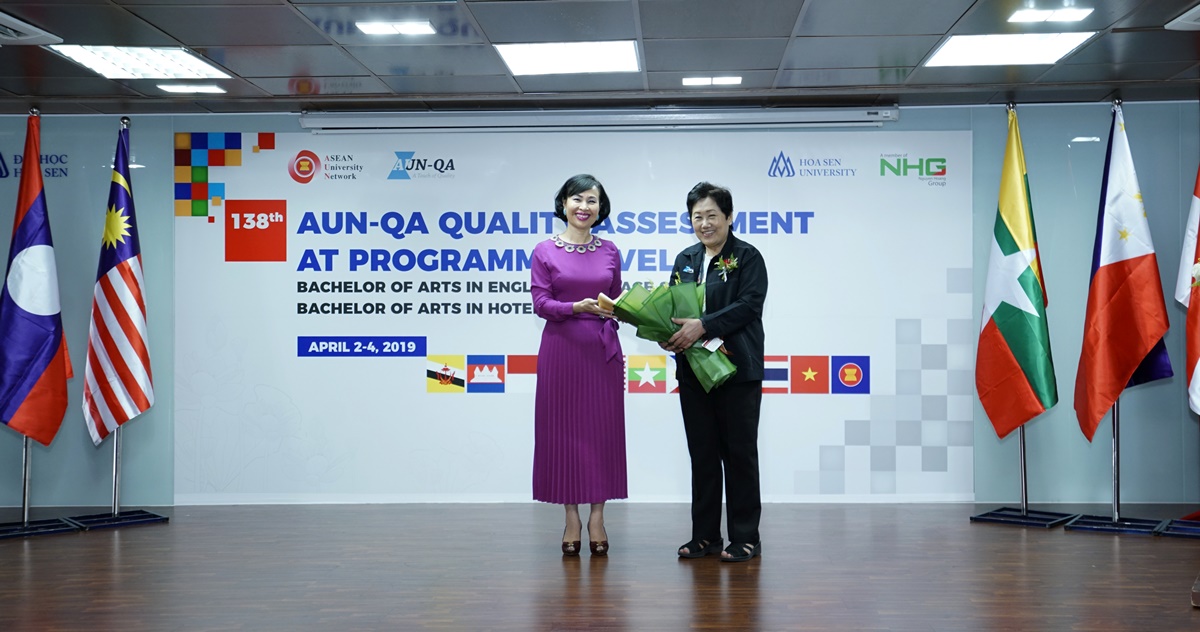 NGƯT.GS.TS Mai Hồng Quỳ - Hiệu trưởng HSU tặng hoa cho Bà Wyona C.Patalinghug - Quyền Phó Chủ tịch Hội đồng AUN-QA.
