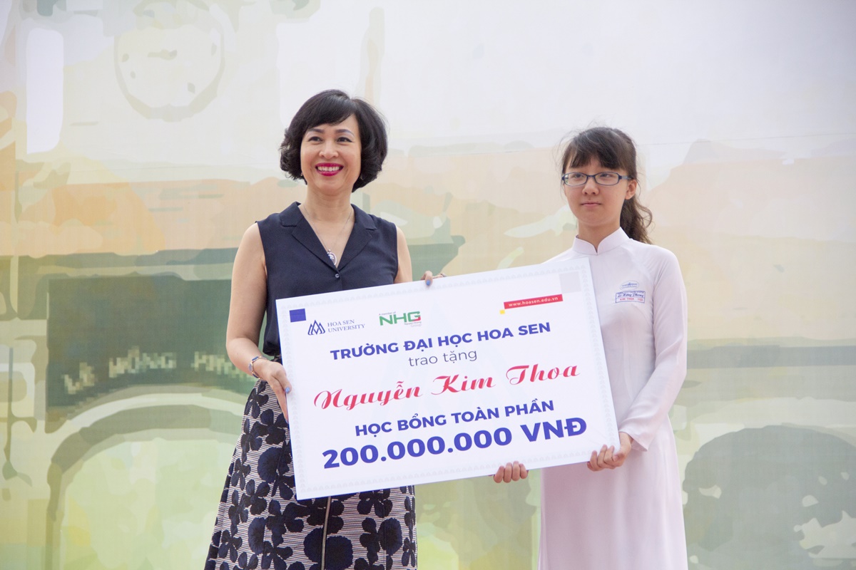 NGƯT.GS.TS Mai Hồng Quỳ, Hiệu trưởng trường Đại học Hoa Sen trao học bổng toàn phần cho nữ sinh Nguyễn Kim Thoa