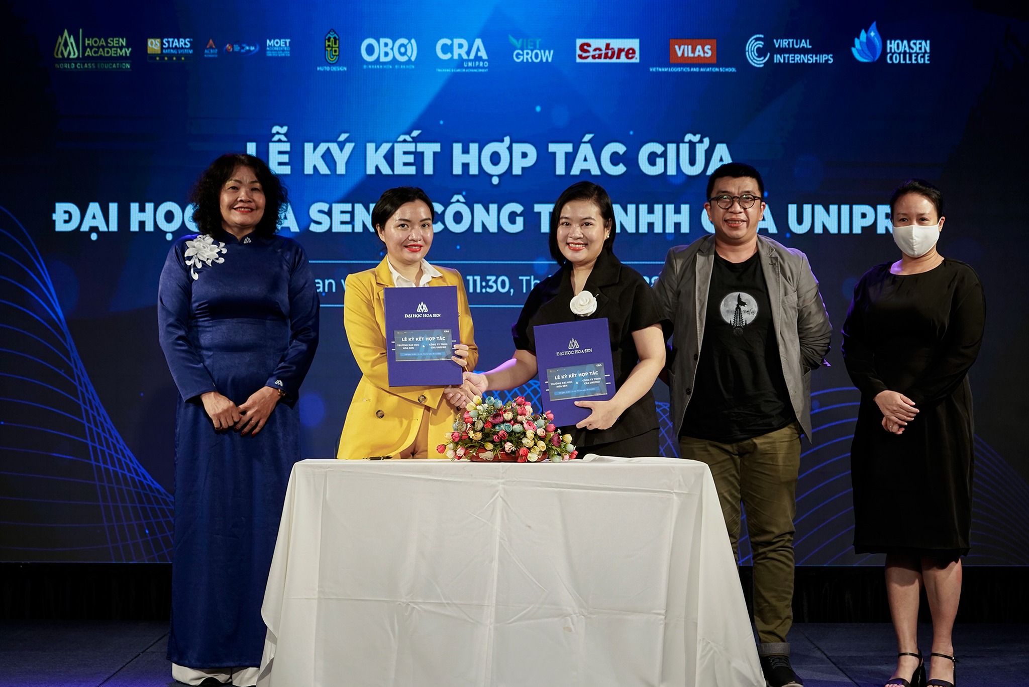 May be an image of 6 people, people standing, indoor and text that says 'STARS MOET H10DESCN OBC) CRA H GROW Sabre VILAS VIRTUAL INTERNSHIPS HOASEN COLLEGE ĐẠI HỌC Ễ KÝ KẾT HỢP TÁC GIỮA CÔNG T NHH SEN an 11:30, UNIPE'