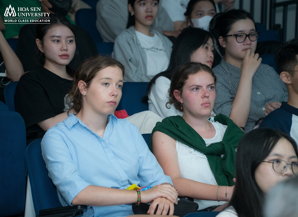 Sinh viên HSU trao đổi về toàn cầu hóa 4.0 cùng chuyên gia từ Pháp 2 MAX9788 Sinh viên HSU trao đổi về toàn cầu hóa 4.0 cùng chuyên gia từ Pháp