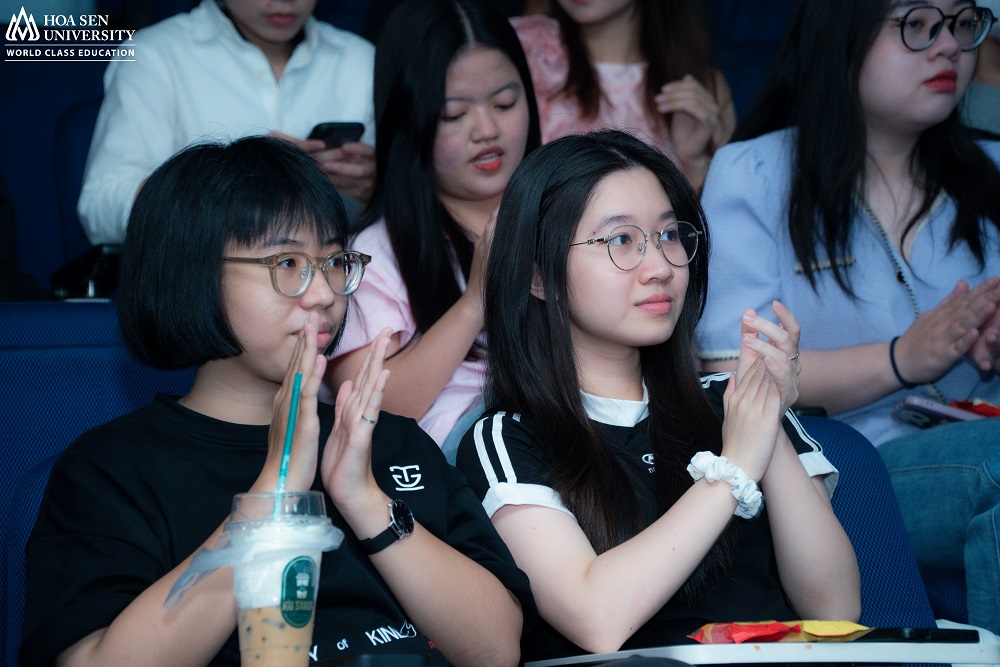 Sinh viên HSU trao đổi về toàn cầu hóa 4.0 cùng chuyên gia từ Pháp 5 MAX9792 1 Sinh viên HSU trao đổi về toàn cầu hóa 4.0 cùng chuyên gia từ Pháp