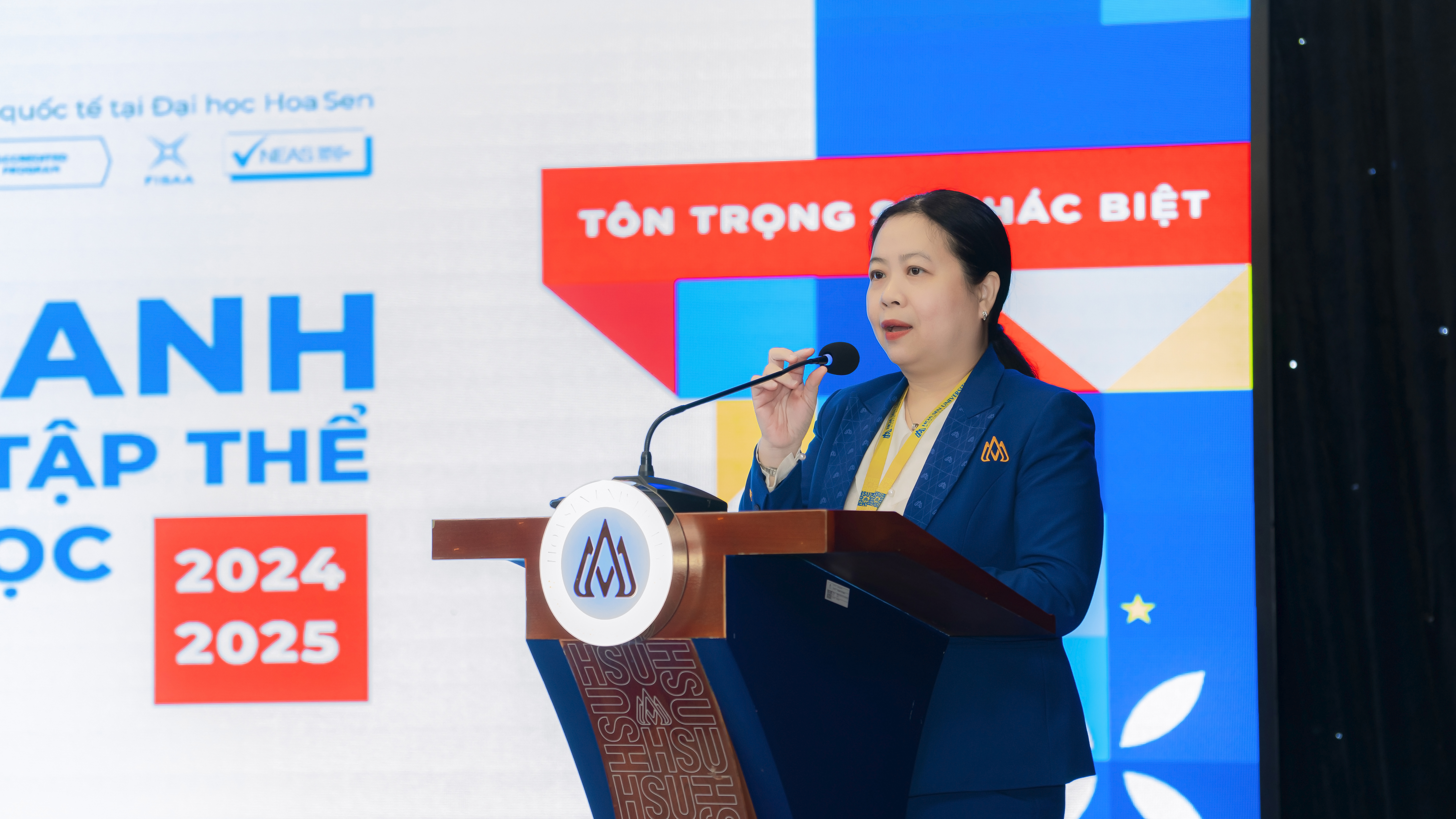 TS. Phan Thị Việt Nam - Phó Hiệu trưởng Nhà trường bày tỏ niềm tự hào trước những thành tích xuất sắc mà sinh viên Hoa Sen đã đạt được