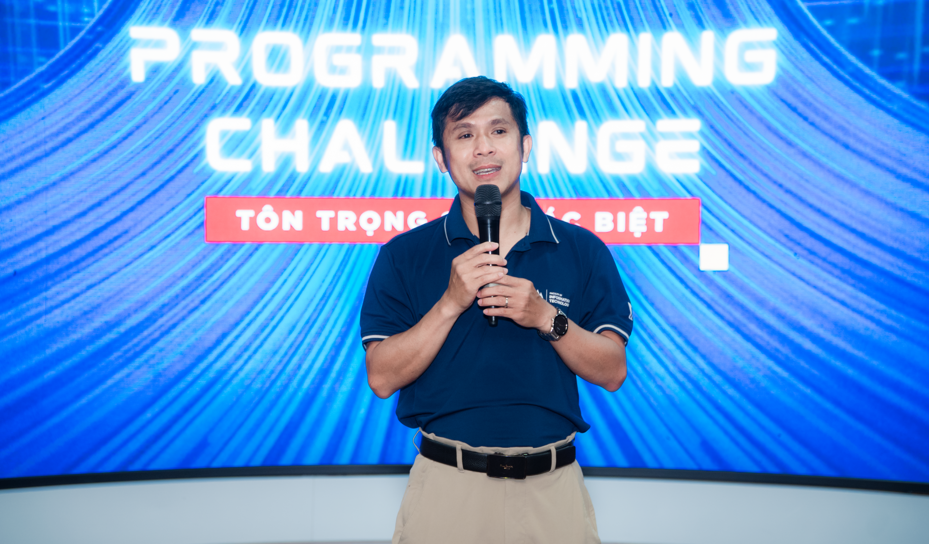 TS. Lê Đình Phong - Trưởng khoa, Khoa Công nghệ thông tin chia sẻ tại chung kết HSU Programming Challenge 2025