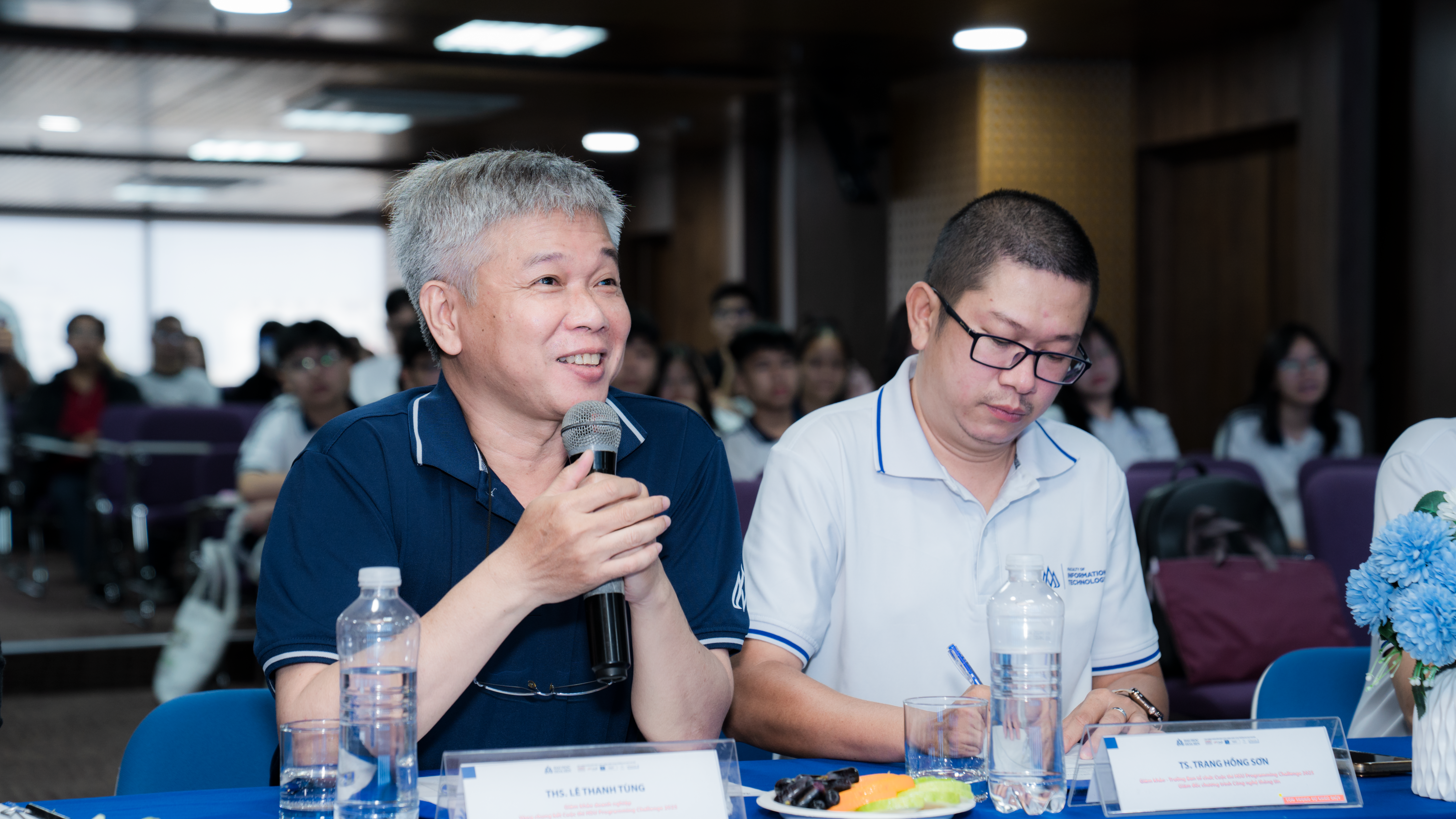 Giảng viên HSU chia sẻ kinh nghiệm đến các đội