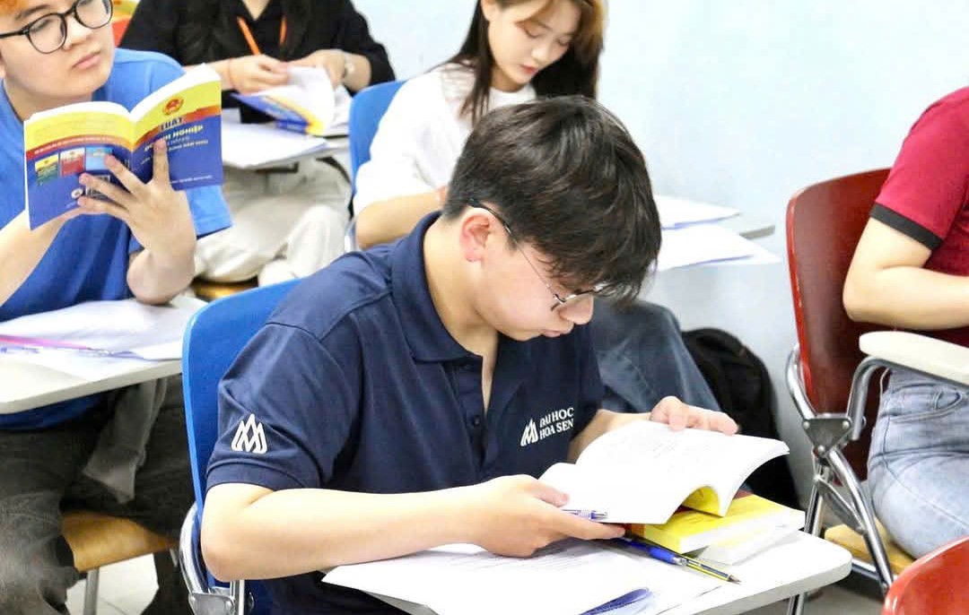Bản lĩnh sinh viên Luật Kinh tế HSU: THE 5M PACT tiến vào Chung kết Đấu trí pháp luật 2025