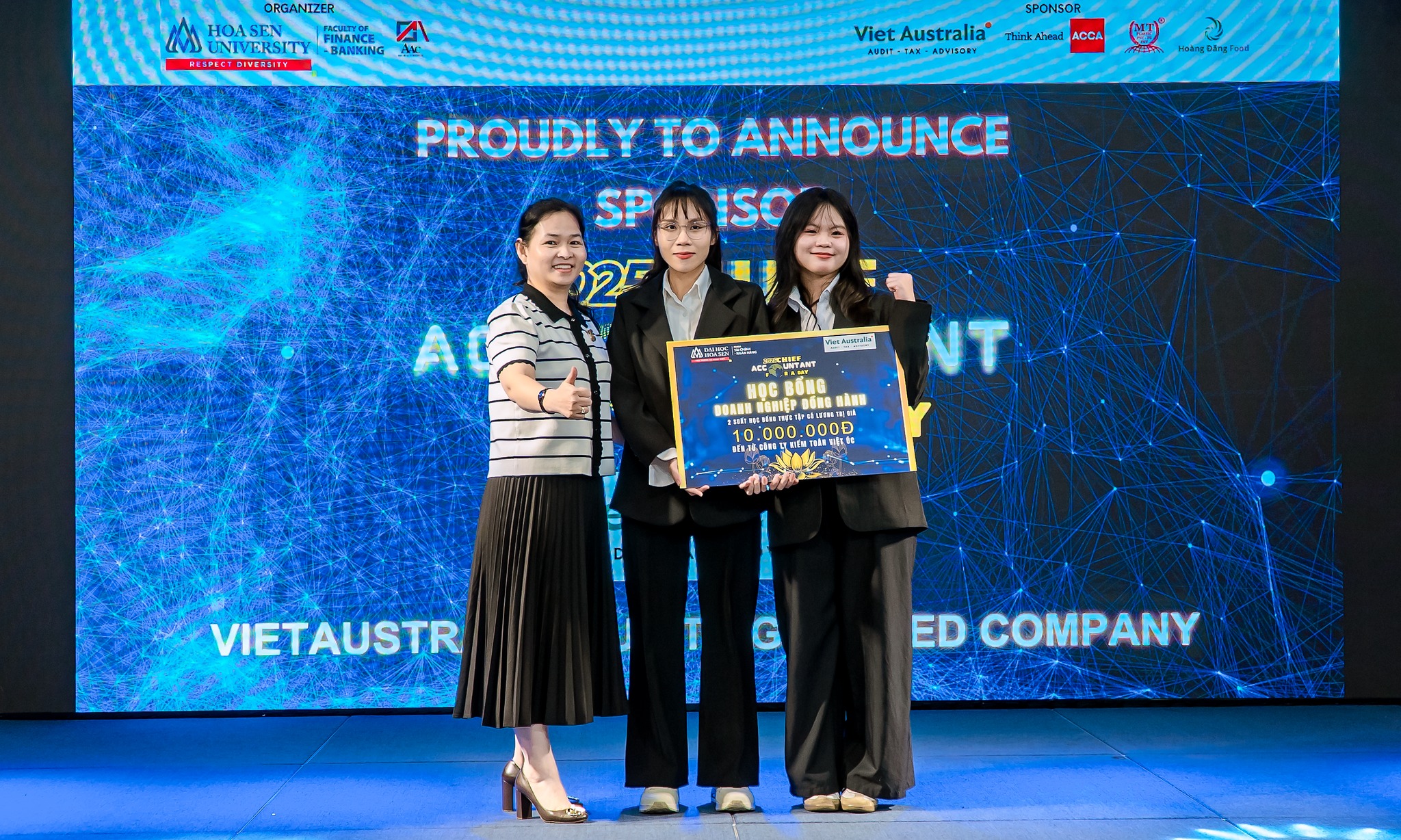 Công ty Kiểm toán Việt Úc trao suất học bổng thực tập có lương trị giá 10 triệu đồng cho sinh viên Hoa Sen tham gia cuộc thi