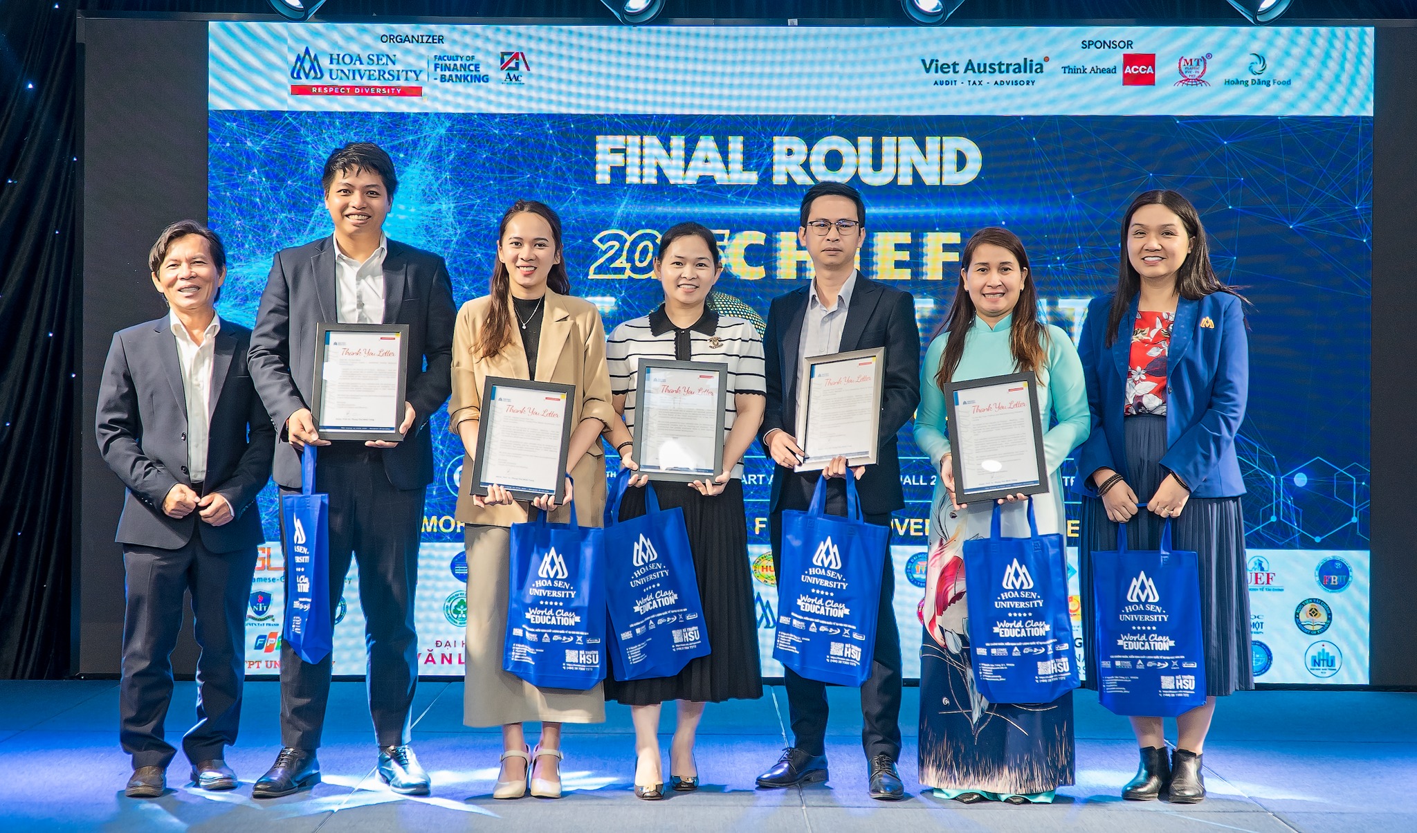 Đại diện khoa Tài chính - Ngân hàng trao quà và thư cảm ơn và Hội đồng giám khảo cuộc thi