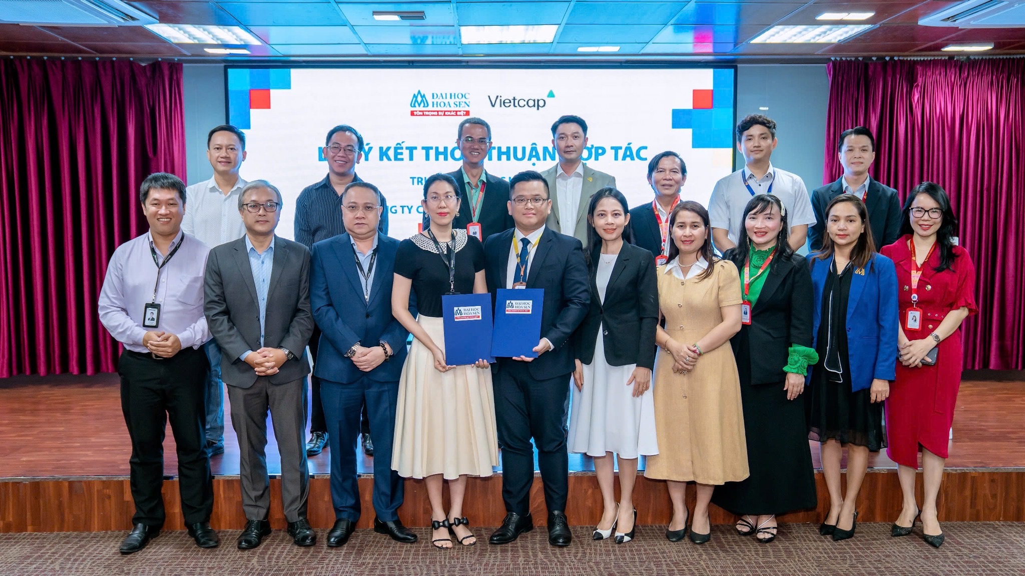 Đại diện Vietcap, đại diện Tập đoàn Nguyễn Hoàng cùng đại diện Trường Đại học Hoa Sen trong buổi ký kết