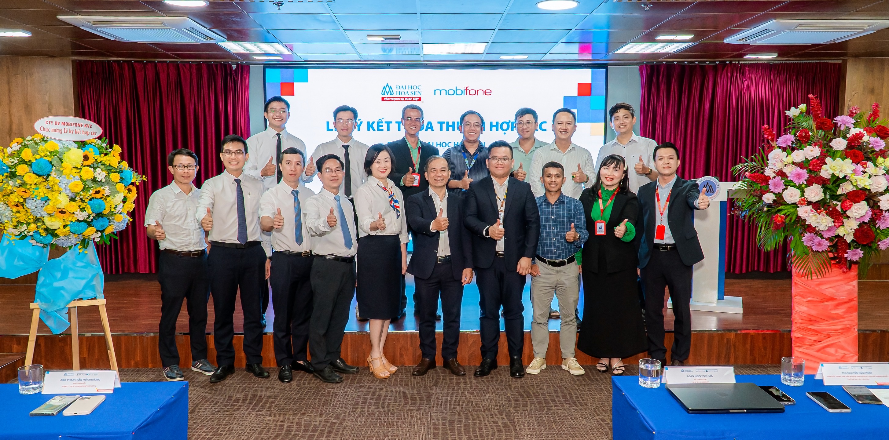 Đại diện Công ty Dịch vụ Mobifone khu vực 2 cùng đại diện Trường Đại học Hoa Sen trong buổi ký kết