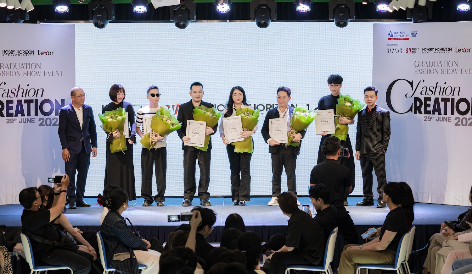 BTC Fashion Creation 2025 trao hoa cho BGK chuyên môn và các khách mời