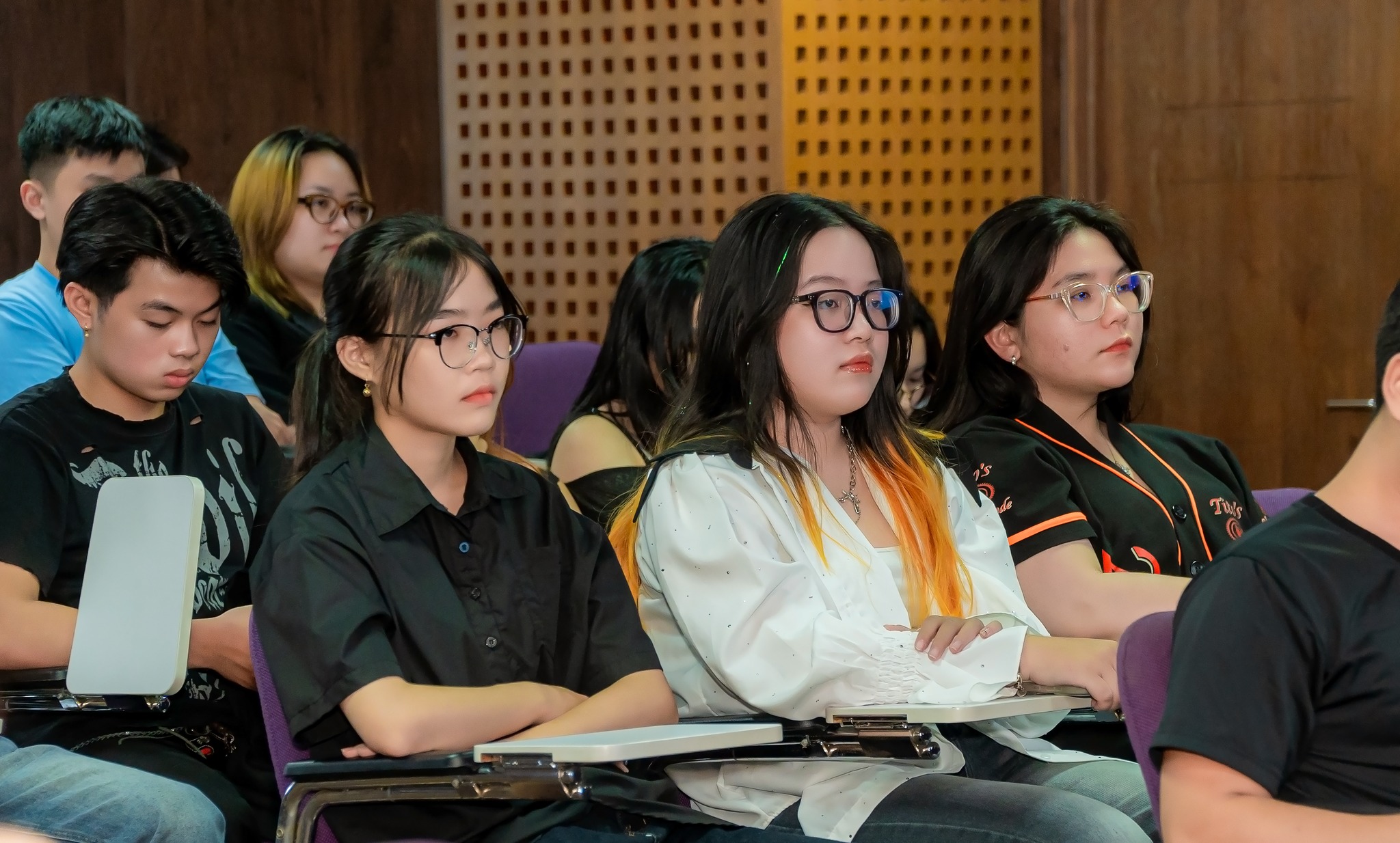 Các bạn sinh viên chăm chú lắng nghe buổi talk show