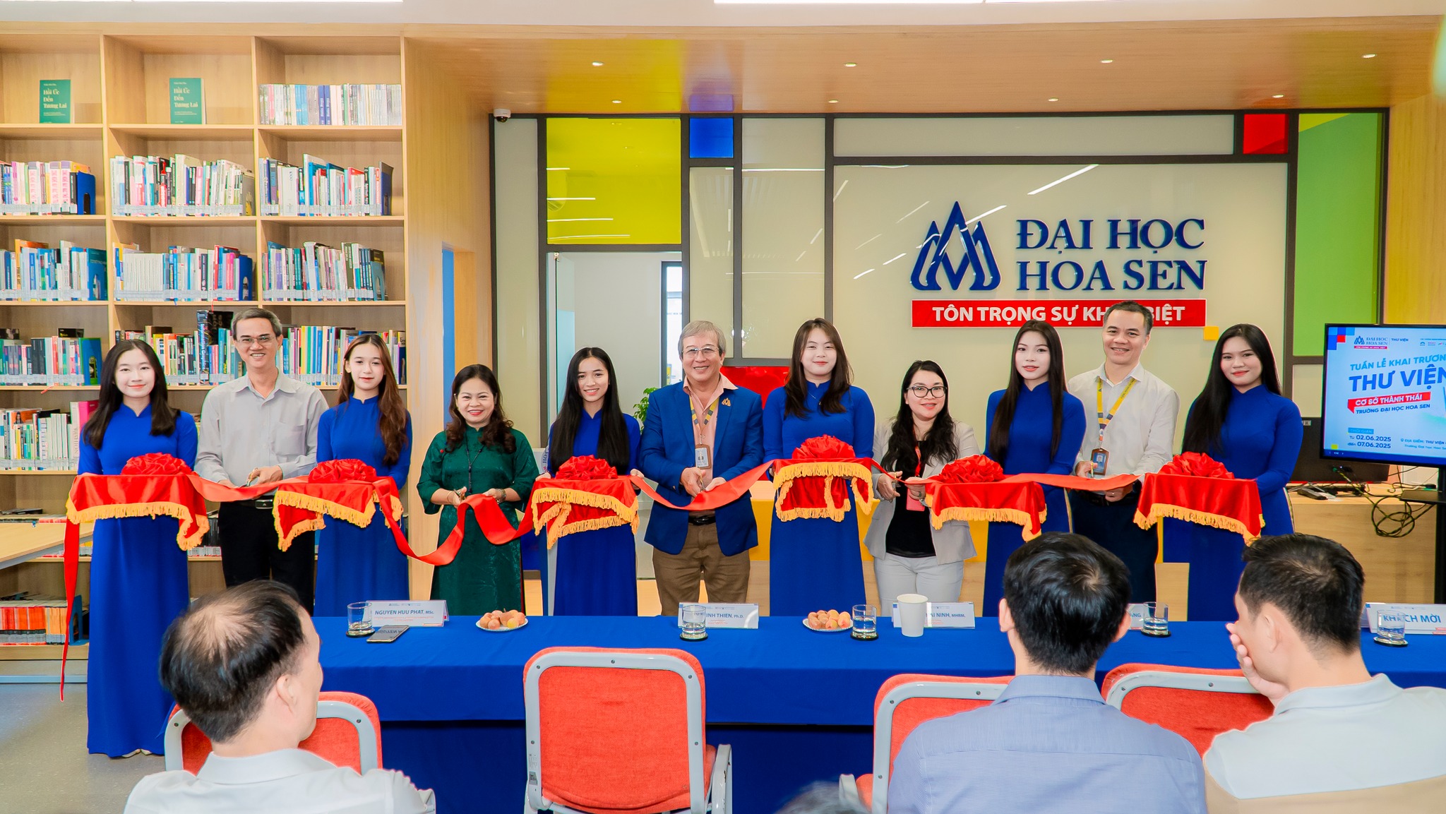 TS Từ Minh Thiện - Phó Hiệu trưởng trường Đại học Hoa Sen cắt băng khánh thành Thư viện cơ sở Thành Thái