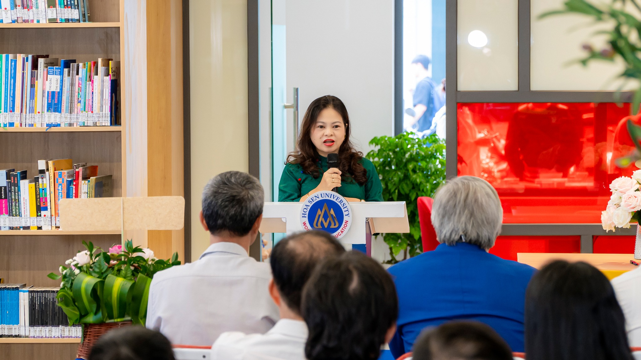 ThS Trần Thị Hồng Xiêm - Chủ tịch Liên chi hội Thư viện Trường đại học phía Nam, Giám đốc Thư viện trường Đại học Kinh tế - Luật ĐHQG HCM phát biểu tại Lễ khai trương