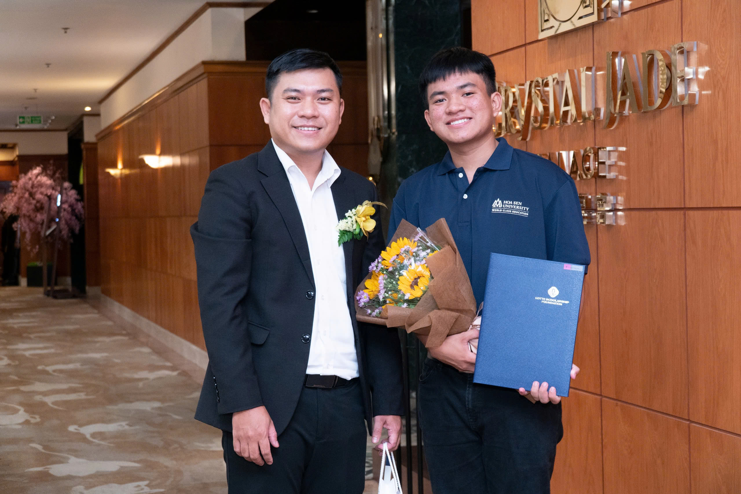 Thành Trung được trao học bổng Lotte vào năm thứ nhất đại học