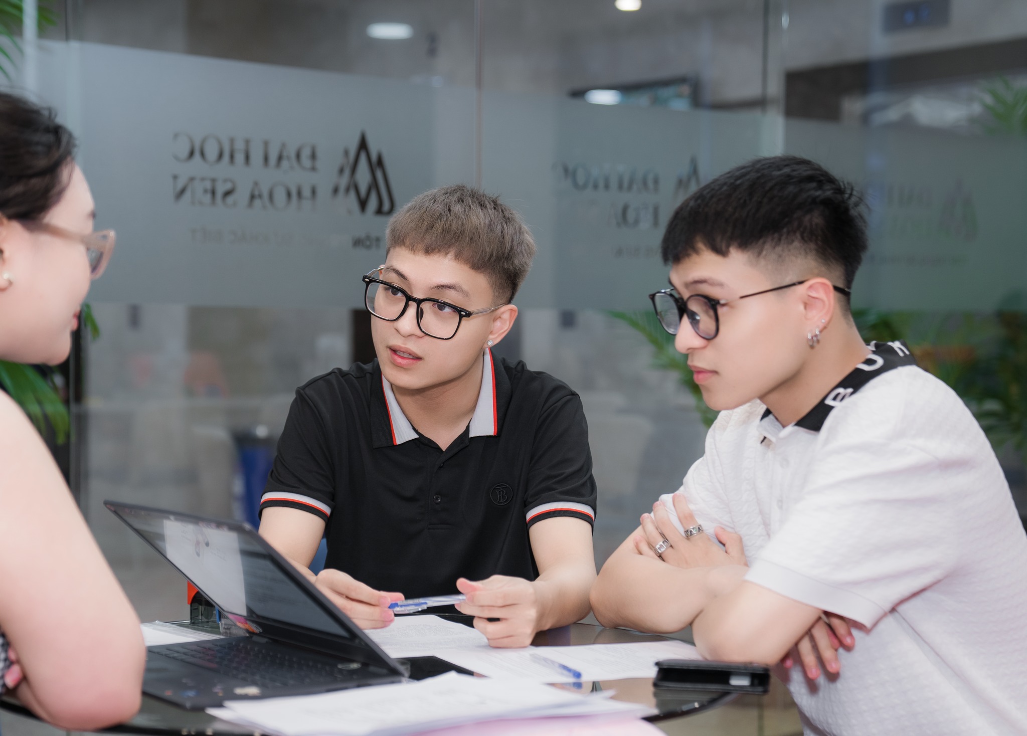 Hai bạn nghe tư vấn tuyển sinh về ngành và trường