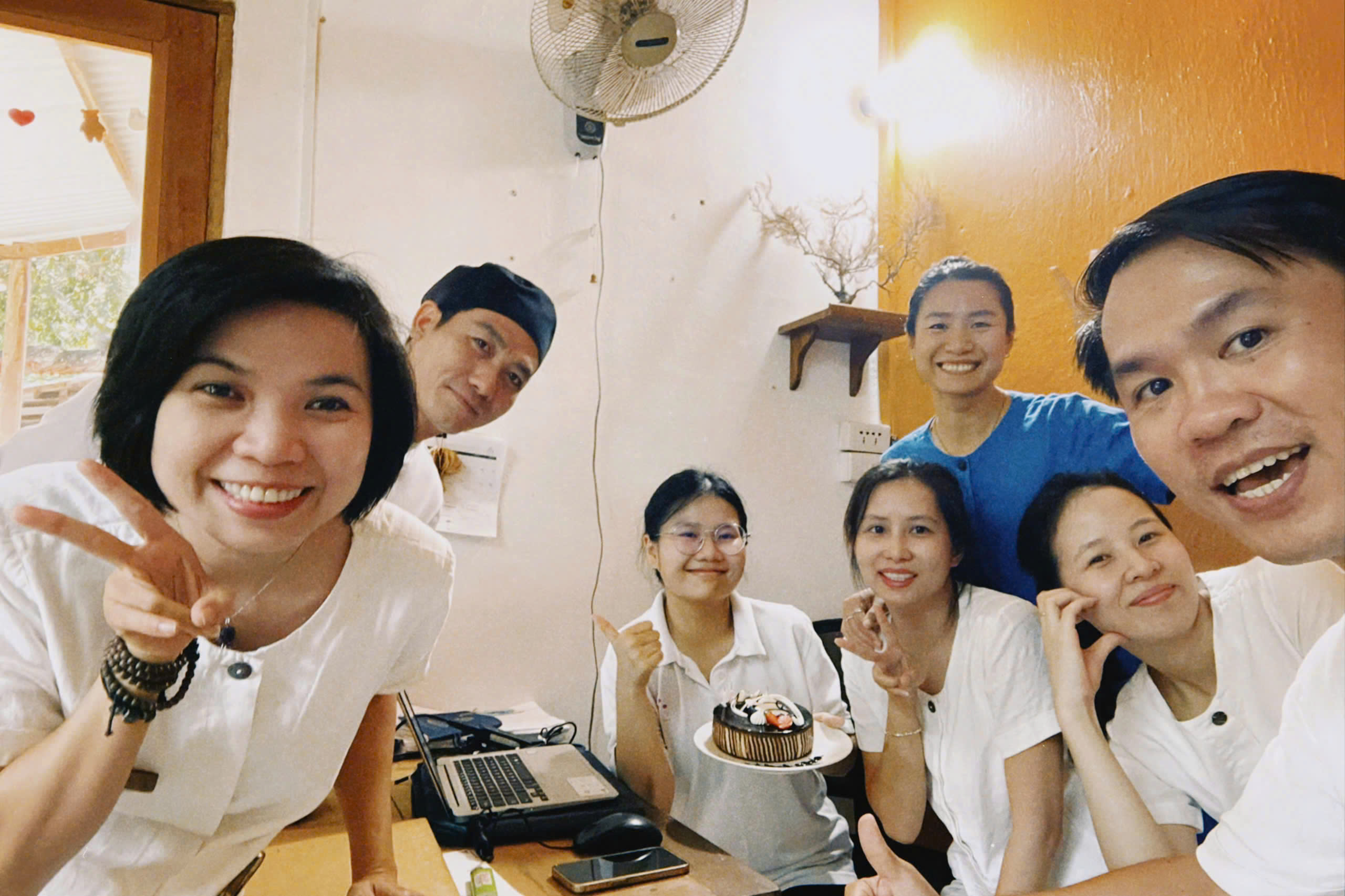 Tú Uyên được anh chị ở Bộ phận Nhân sự Đào tạo tại Resort Six Senses Ninh Vân Bay tổ chức sinh nhật bất ngờ