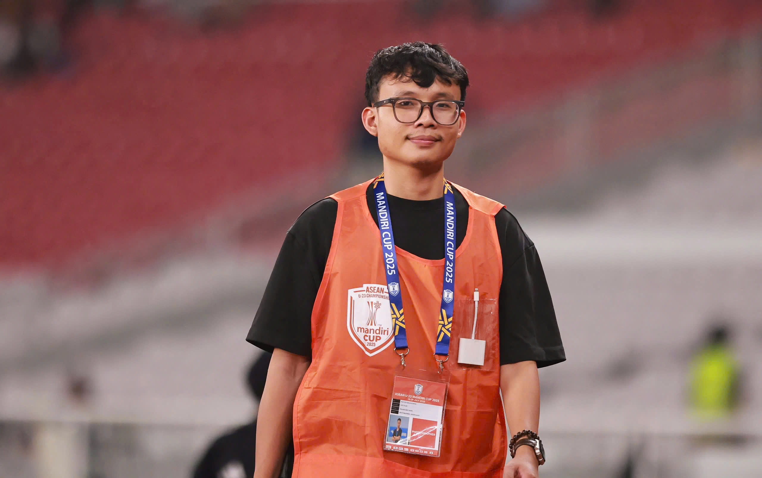 Nguyên Khang tác nghiệp tại Giải U23 Đông Nam Á Mandiri Cup 2025 tại Indonesia