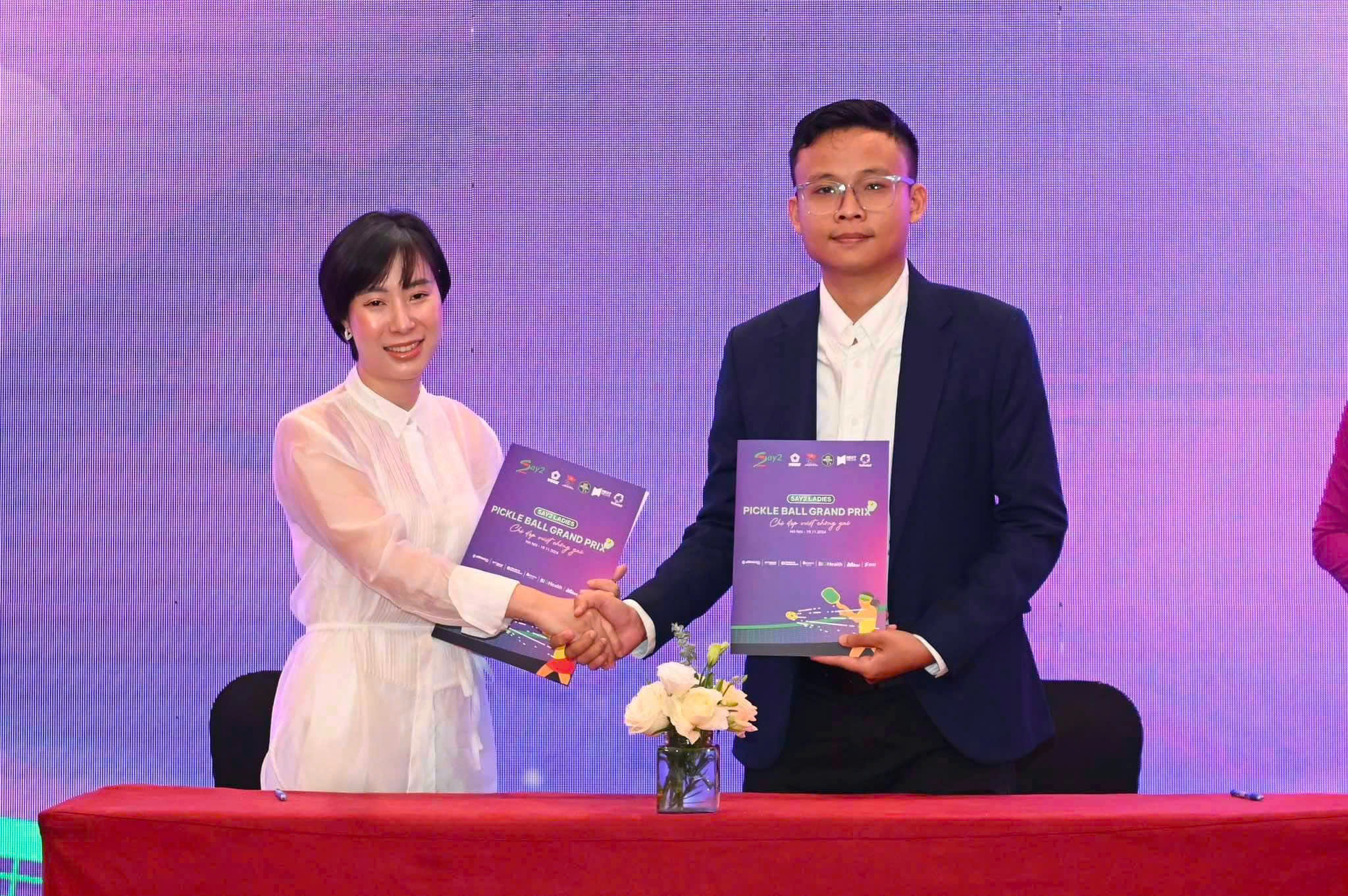 Nguyên Khang đại diện công ty VSSG ký kết với đối tác khi tổ chức giải đấu pickleball tại Hà Nội