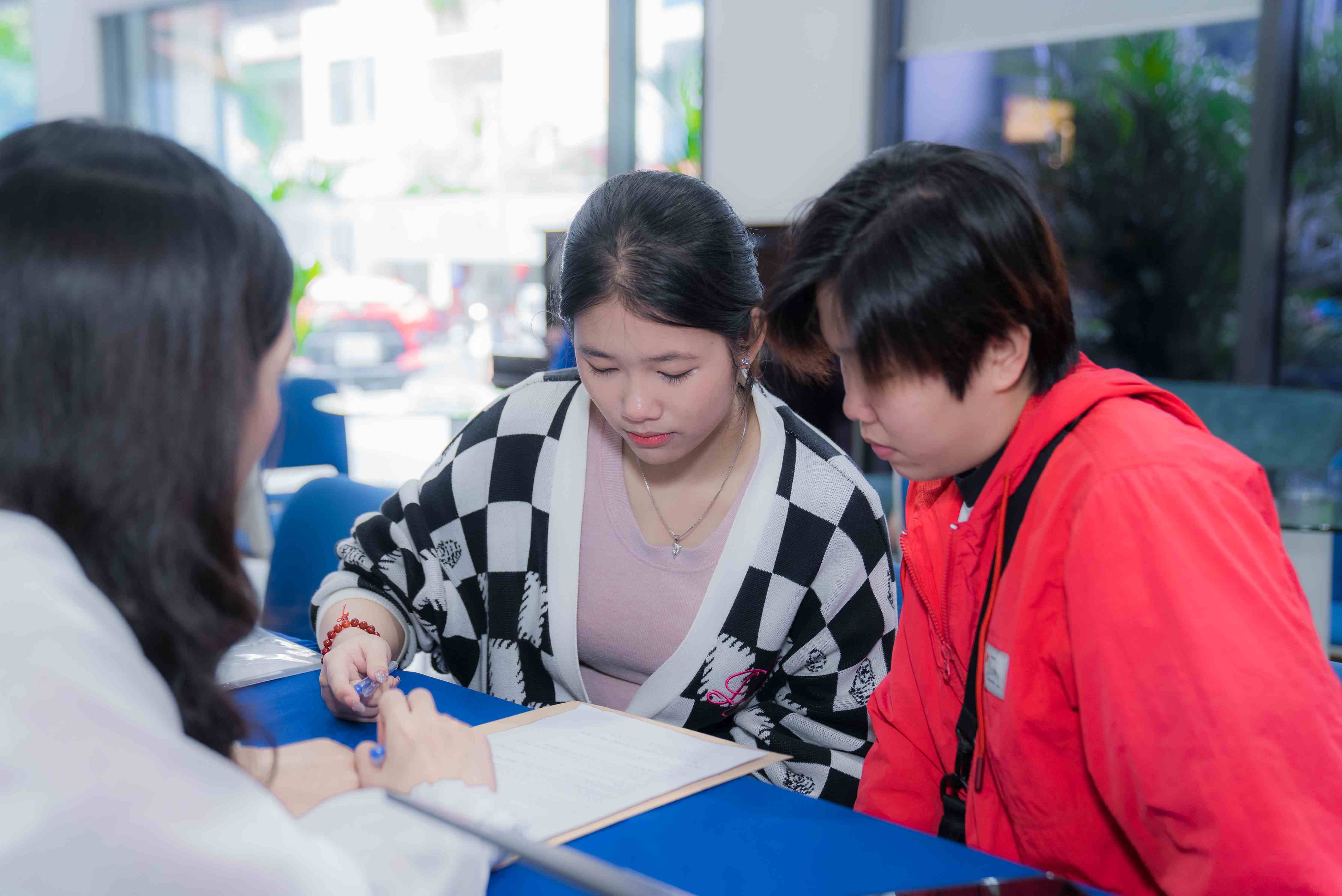 hoc bong tuyen sinh 2025