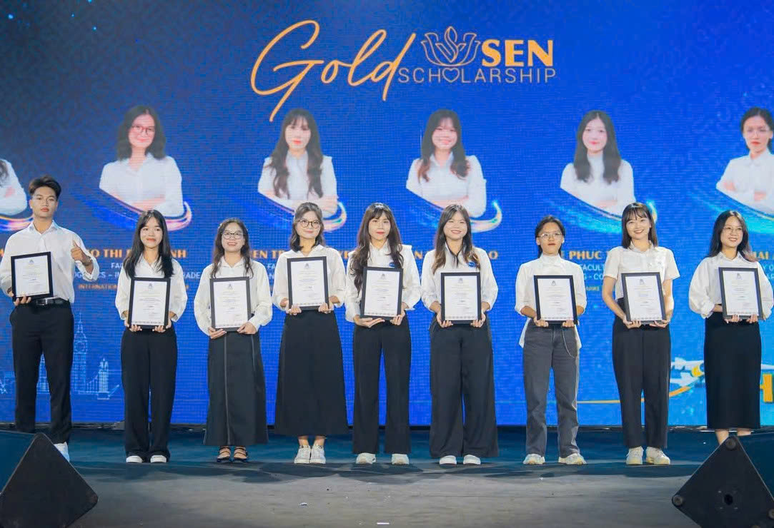Với thành tích xuất sắc trong học tập, hoạt động, Uyên được trao Học bổng Sen Vàng 2024
