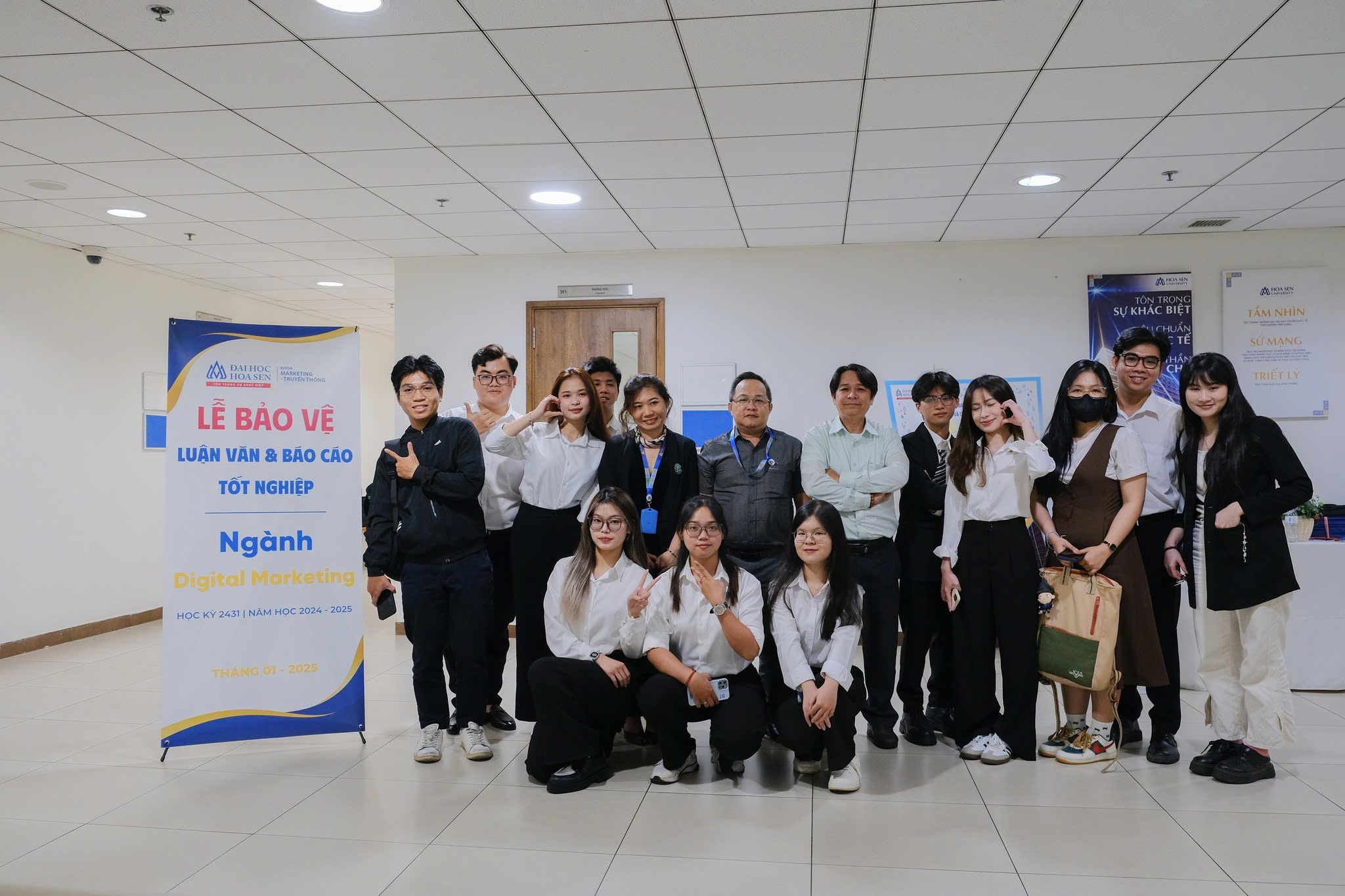 ThS Diệu Linh cùng sinh viên ngành Digital Marketing trong buổi bảo vệ luận văn và báo cáo tốt nghiệp tháng 1/2025