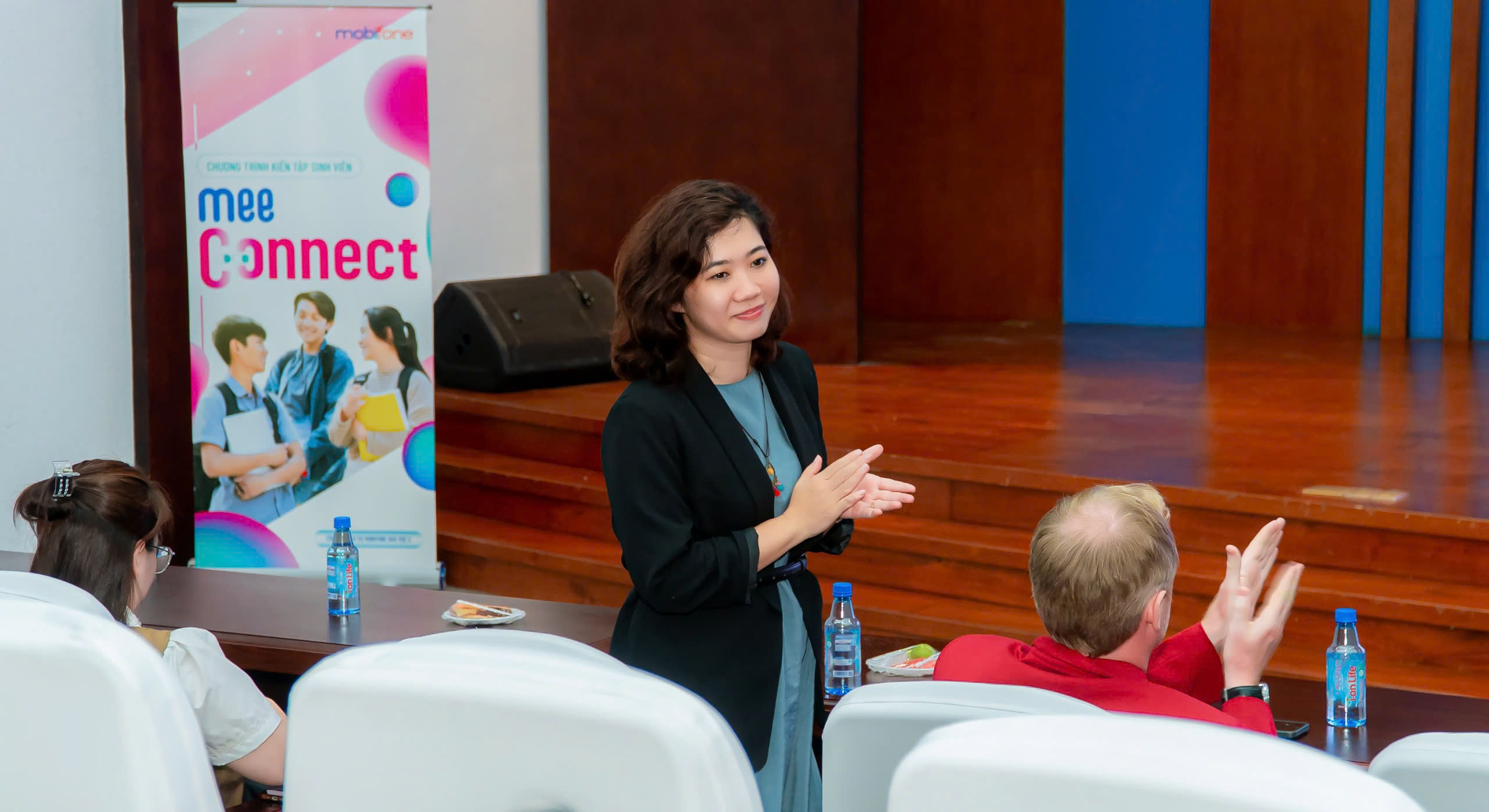 ThS Diệu Linh cùng sinh viên đi trải nghiệm tại Công ty Dịch vụ MobiFone khu vực 2