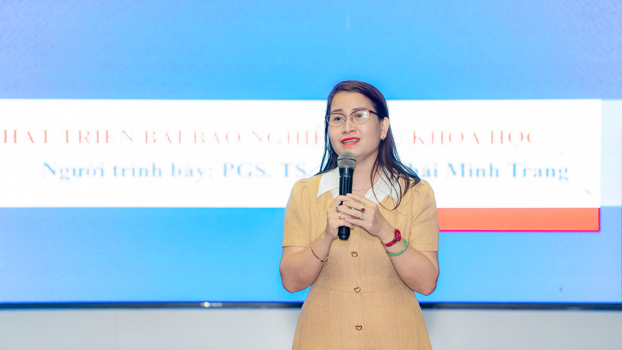 PGS.TS Phùng Thái Minh Trang hướng dẫn phát triển bài báo nghiên cứu khoa học cho giảng viên, học viên và sinh viên HSU