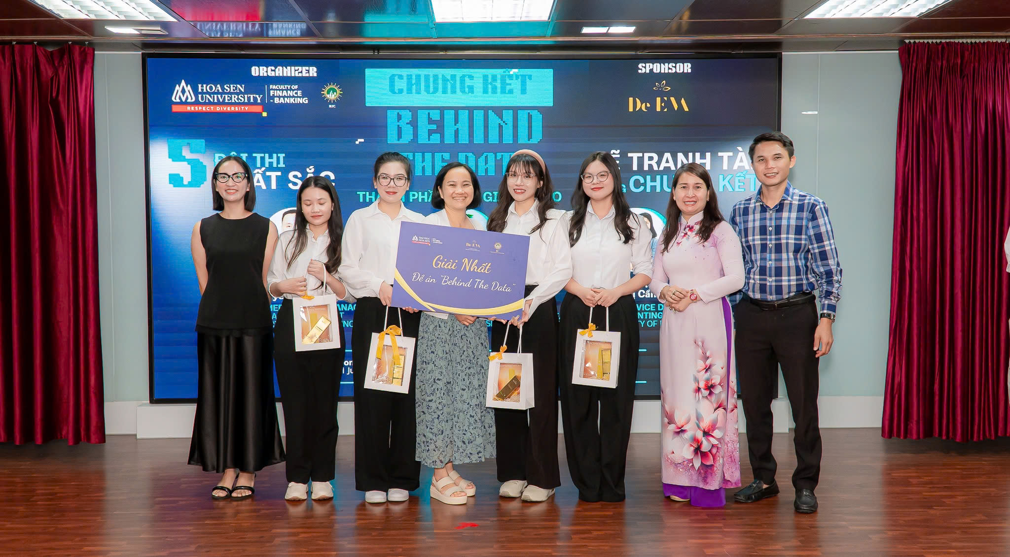 PGS.TS Phùng Thái Minh Trang đồng hành cùng sinh viên trong đề án Behind the data