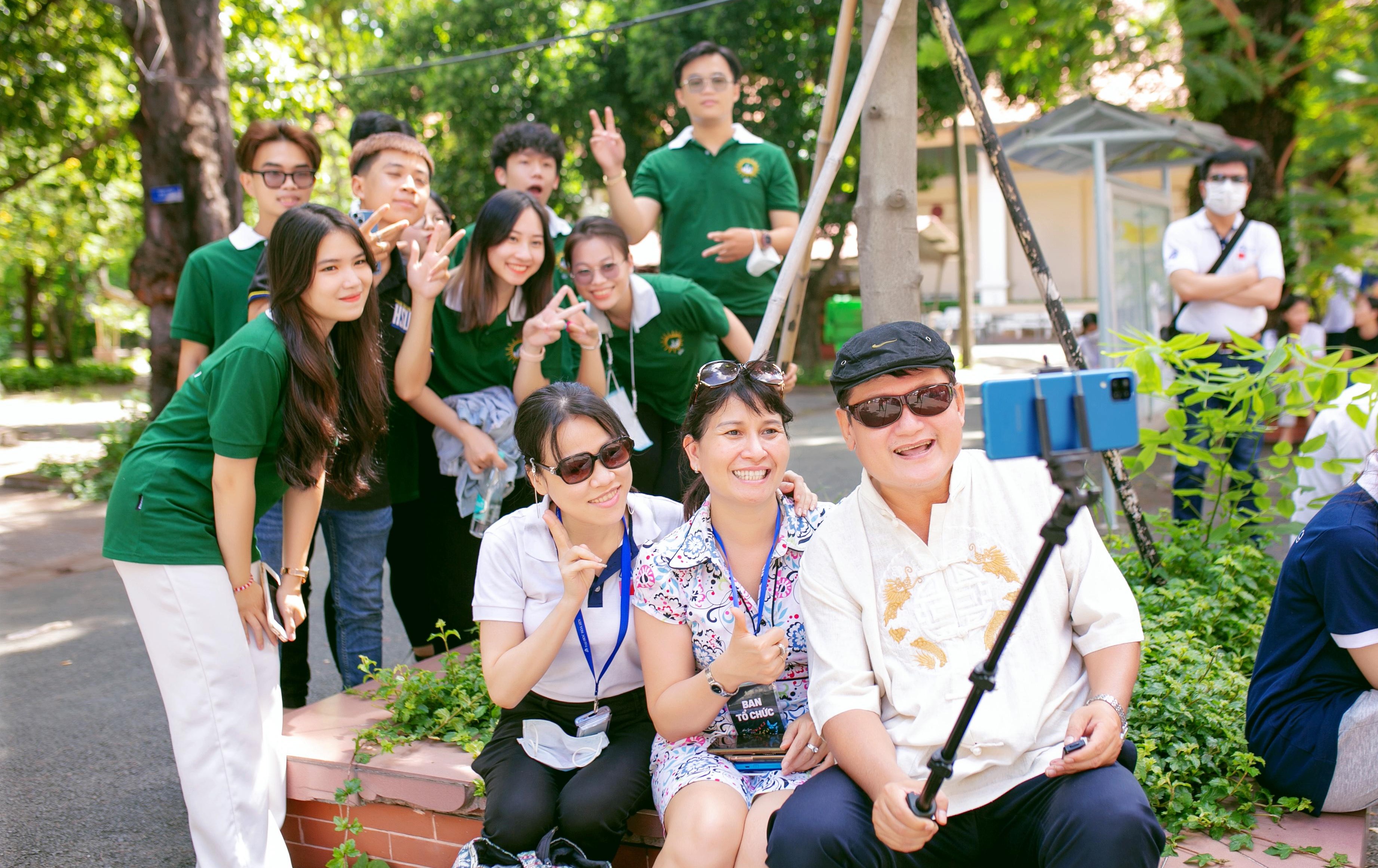PGS.TS Phùng Thái Minh Trang và sinh viên Khoa Tài chính – Ngân hàng HSU
