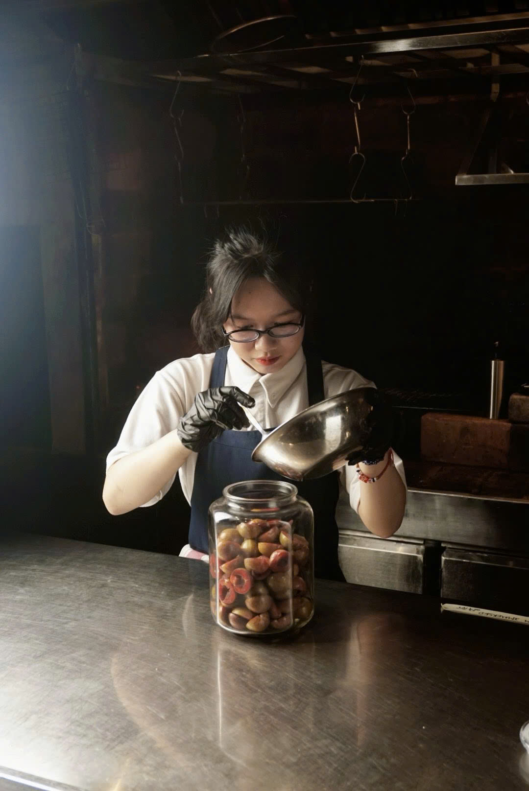 Khánh Hạ từng là Nhân viên bếp bánh tráng miệng của nhà hàng Esta Saigon