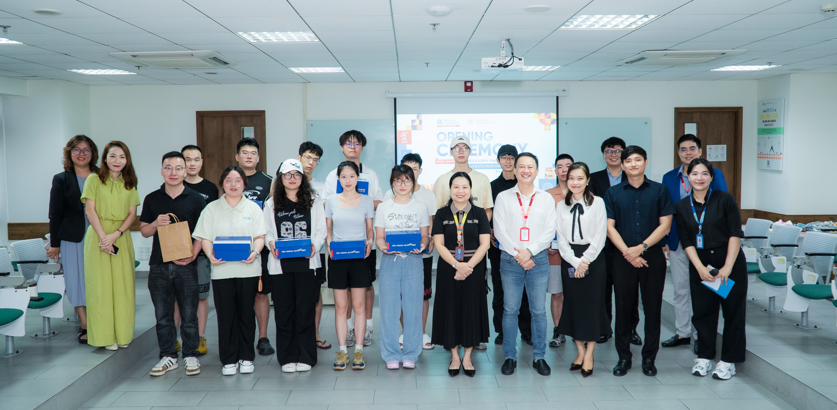 Phó Hiệu trưởng HSU - Cô Phan Thị Việt Nam cùng đoàn sinh viên quốc tế