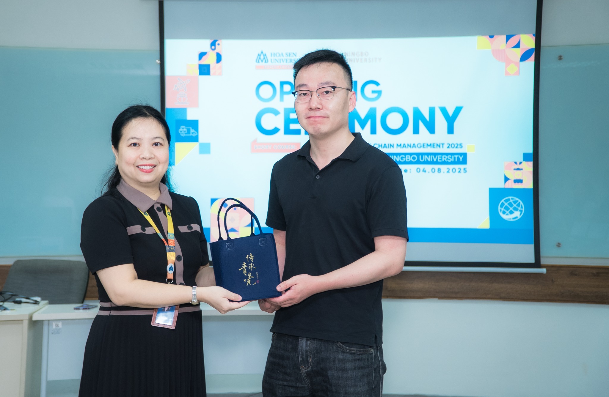 Đại diện đoàn sinh viên Đại học Ningbo trao quà cho HSU