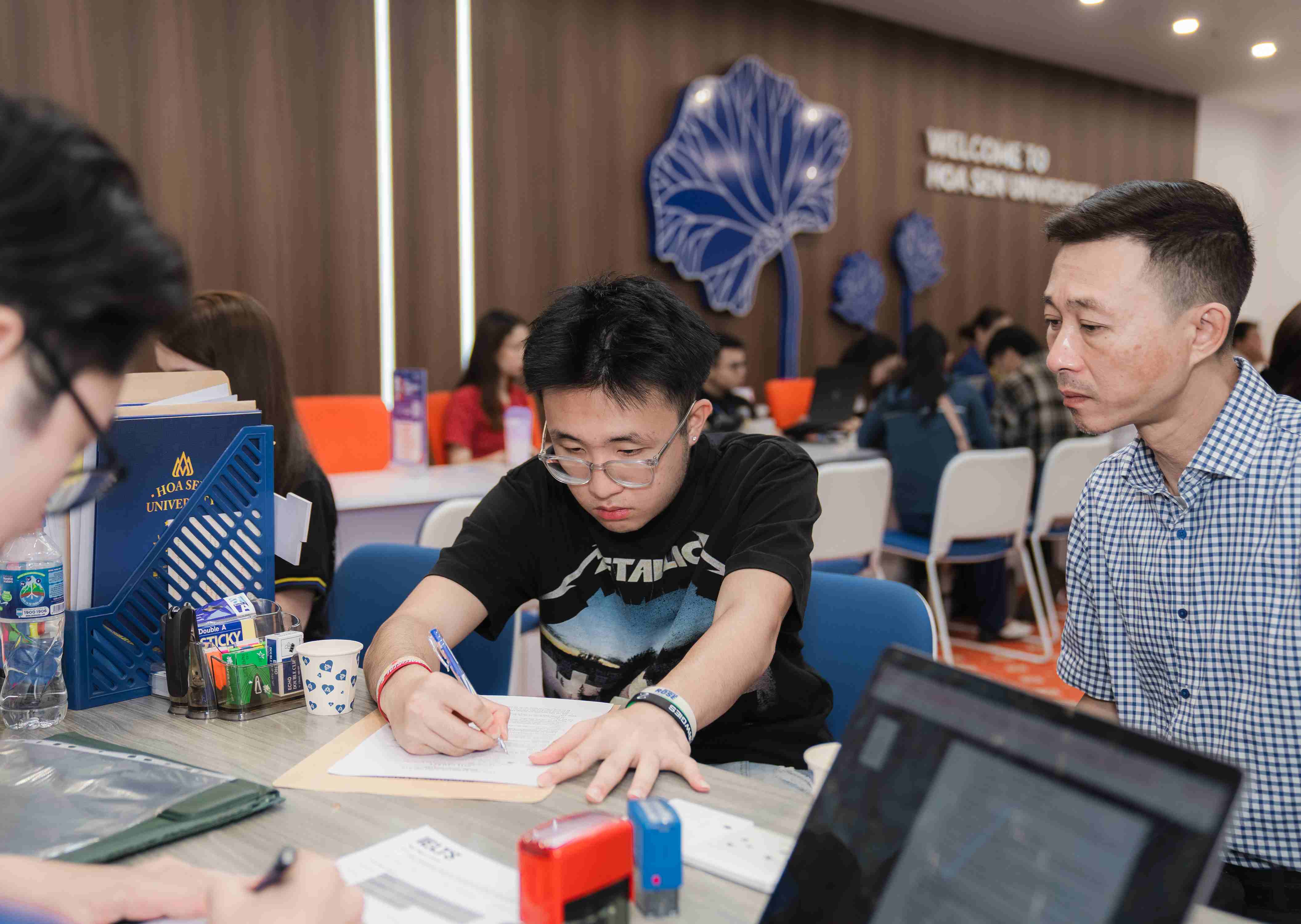 Tân sinh viên K25 đến làm thủ tục nhập học