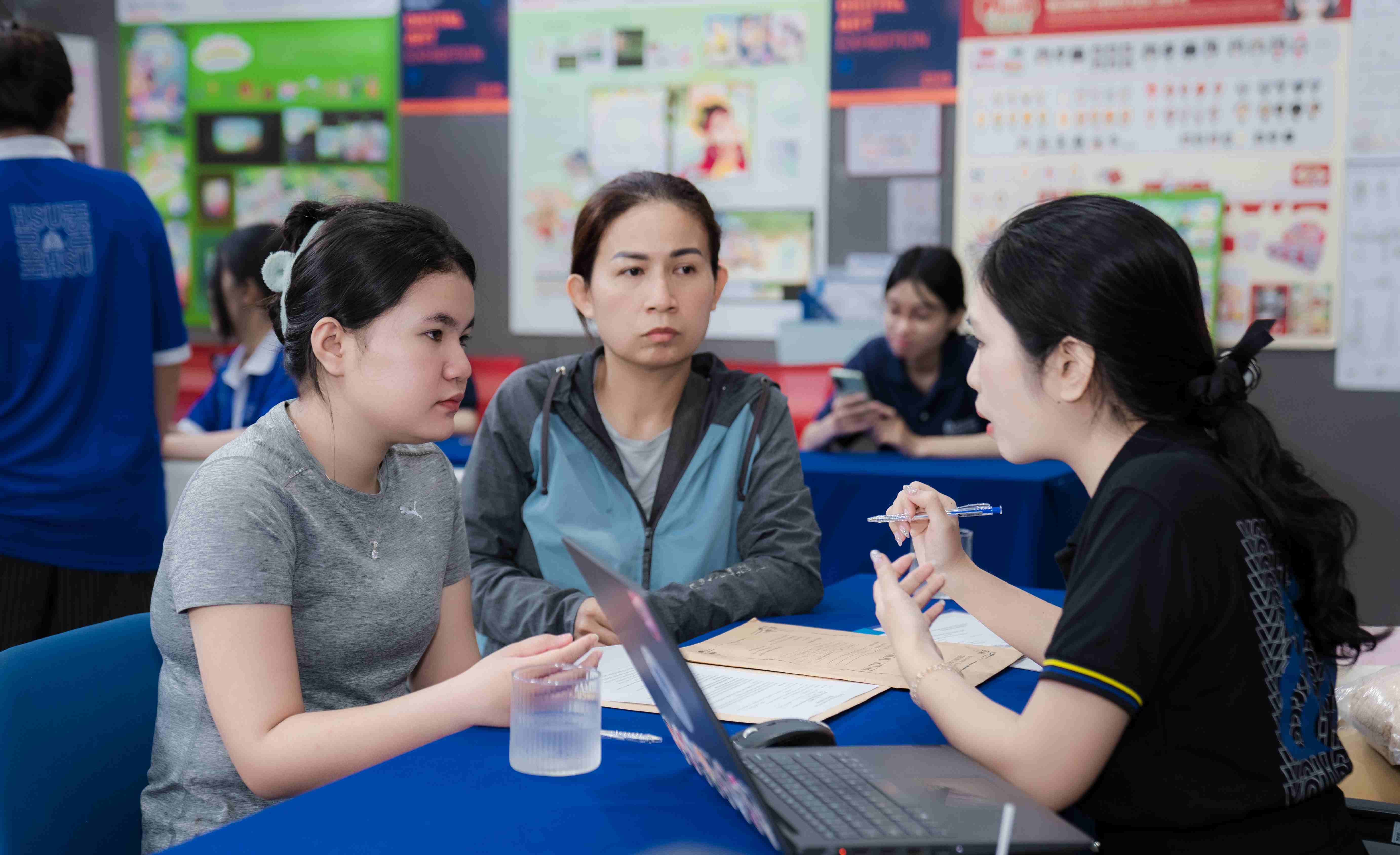 Tân sinh viên K25 đến làm thủ tục nhập học