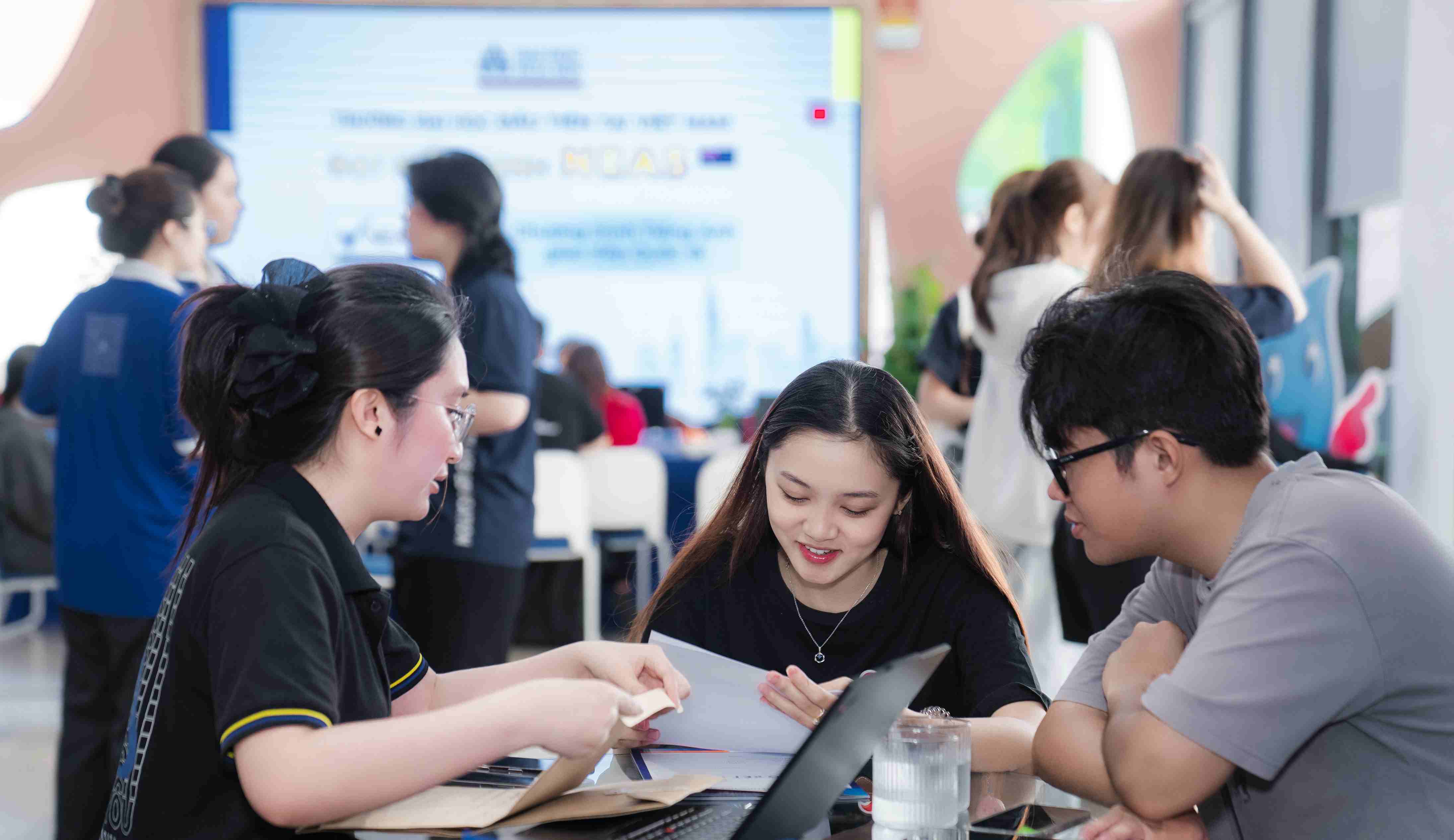 Tân sinh viên K25 đến làm thủ tục nhập học