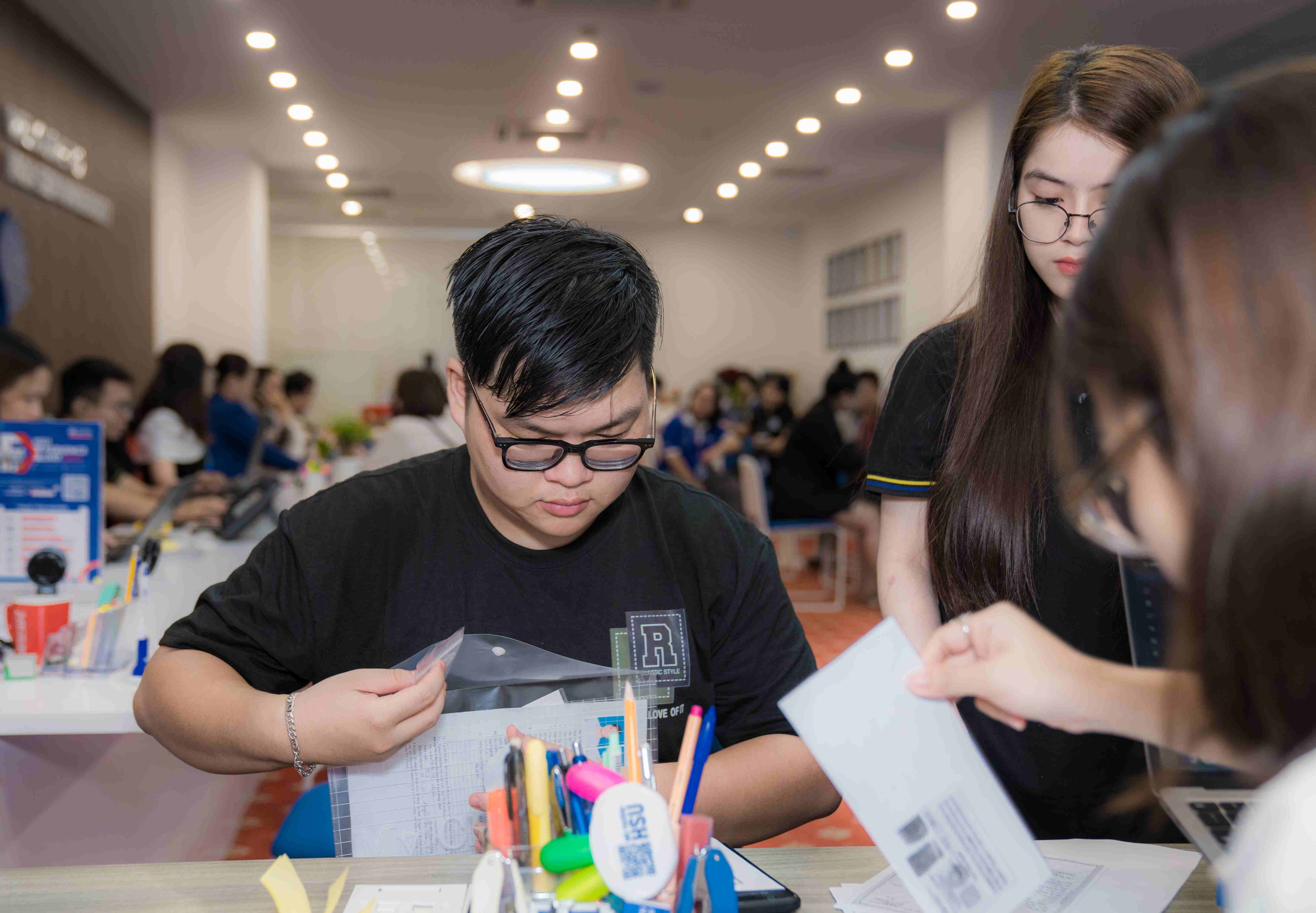 Tân sinh viên K25 đến làm thủ tục nhập học