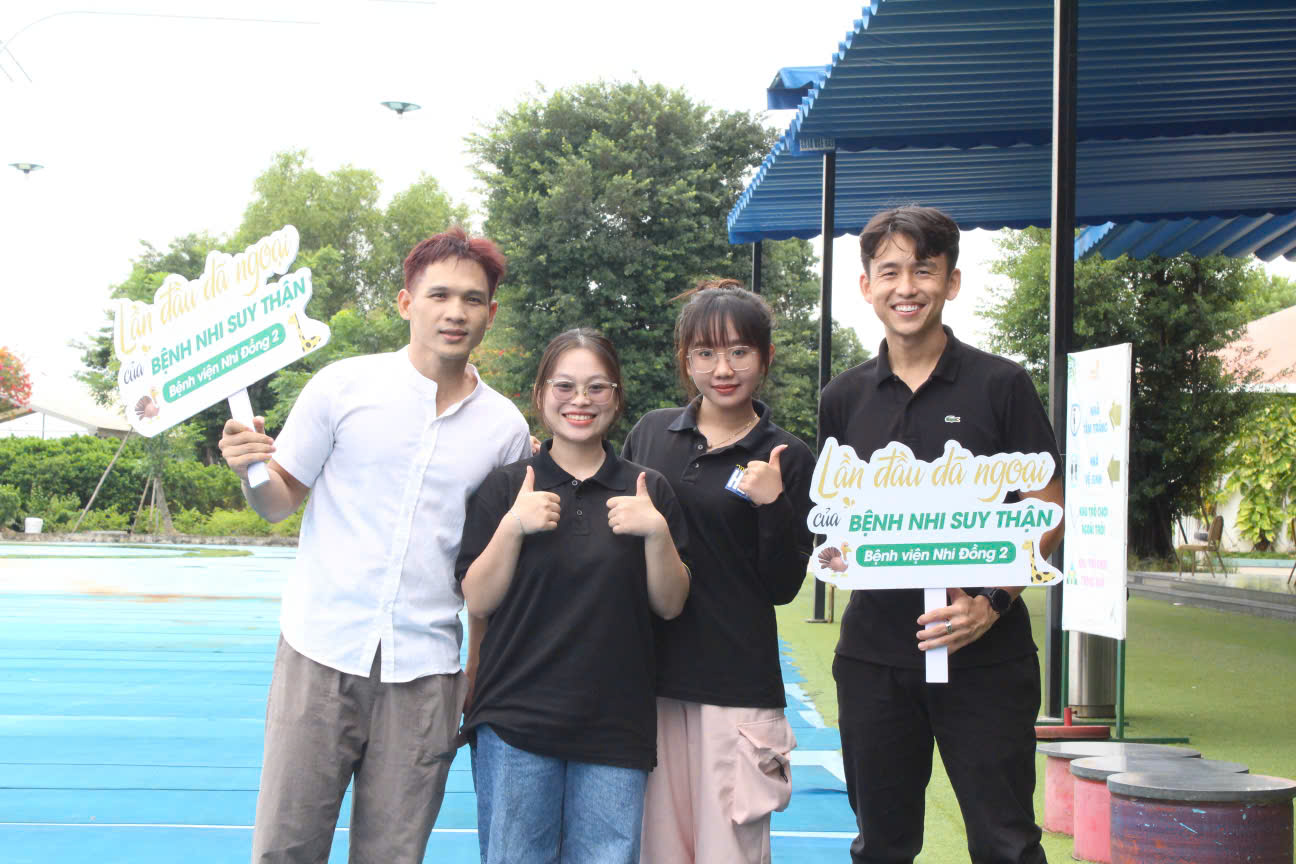 Thầy Thắng và sinh viên ngành Quan hệ công chúng HSU thực hiện đề án “Cùng bạn trẻ giữ thận khỏe”