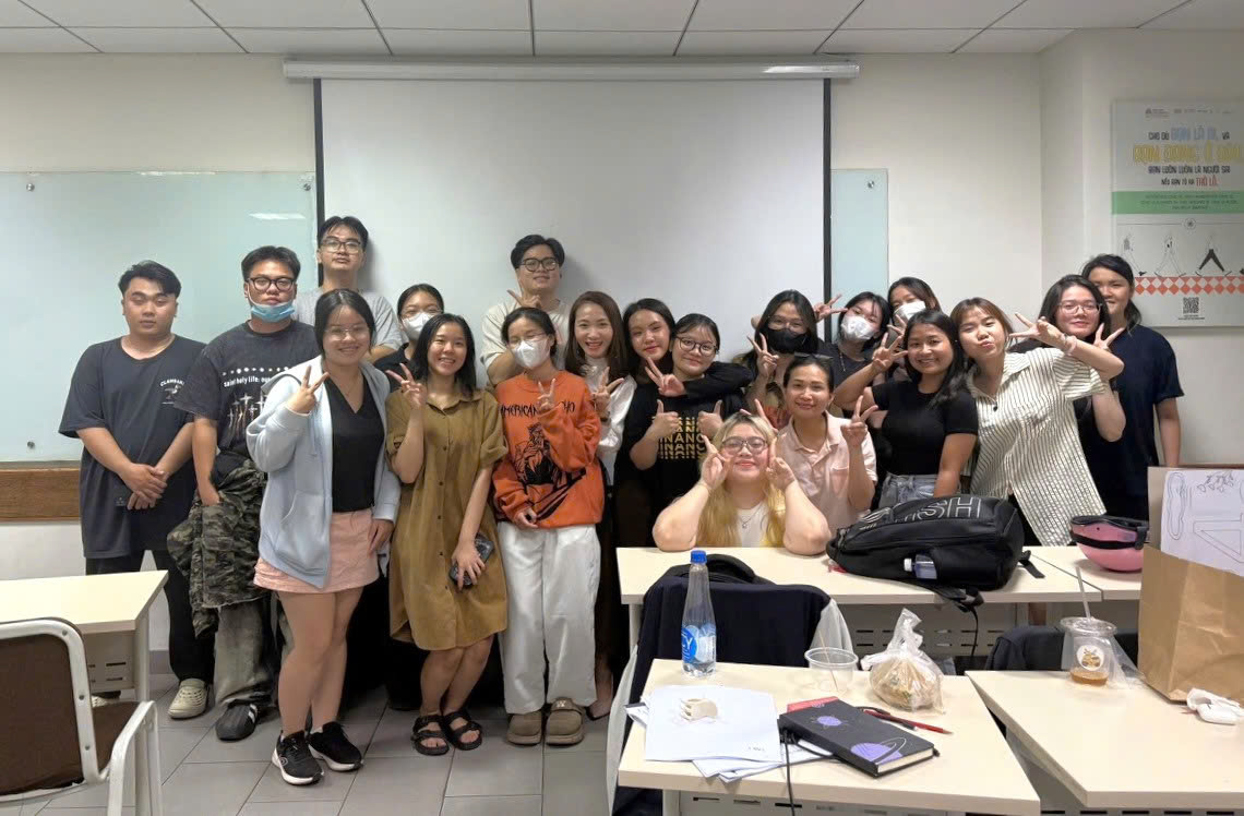 Cô Minh Trà và sinh viên chuyên ngành Thương mại điện tử trong một buổi học cuối cùng của học kì 2, năm học 2024-2025 tại HSU