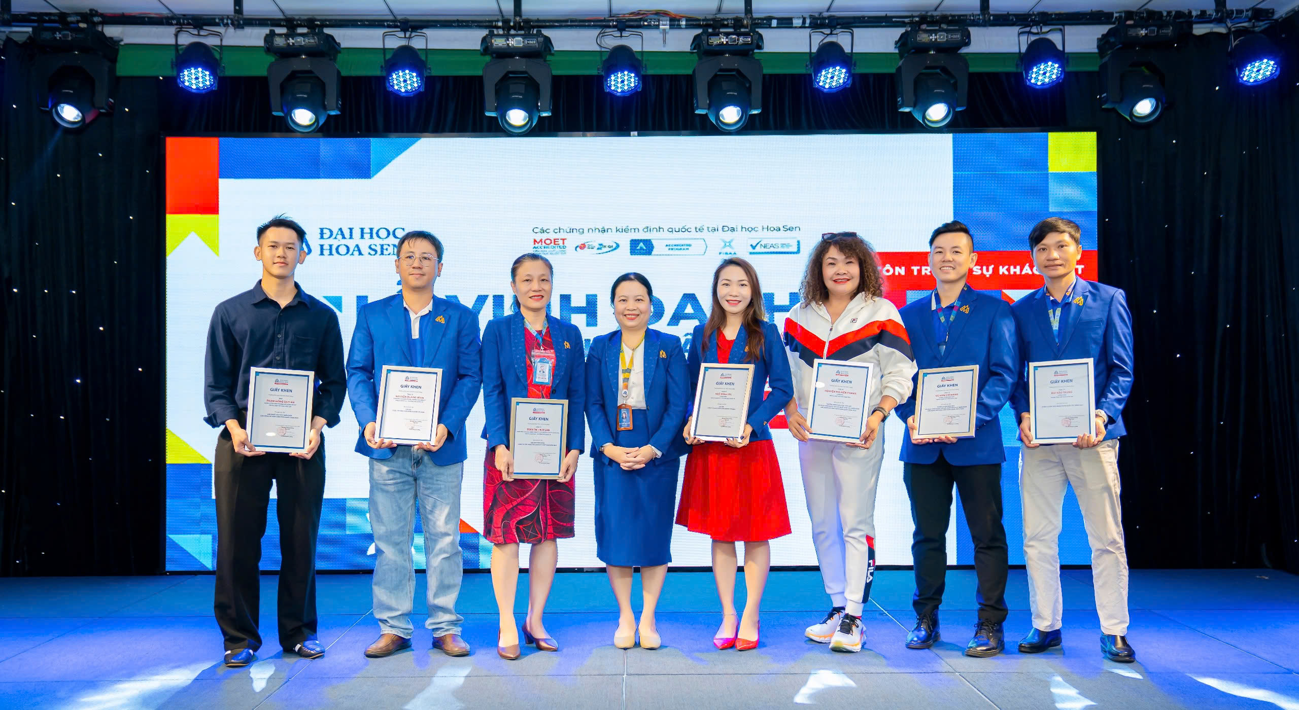 Cô Trà cùng đồng nghiệp tại Lễ vinh danh GV-SV có thành tích xuất sắc tại HSU năm 2024