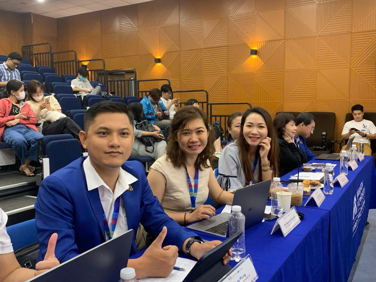 Cô Minh Trà cùng các đồng nghiệp tại HSU