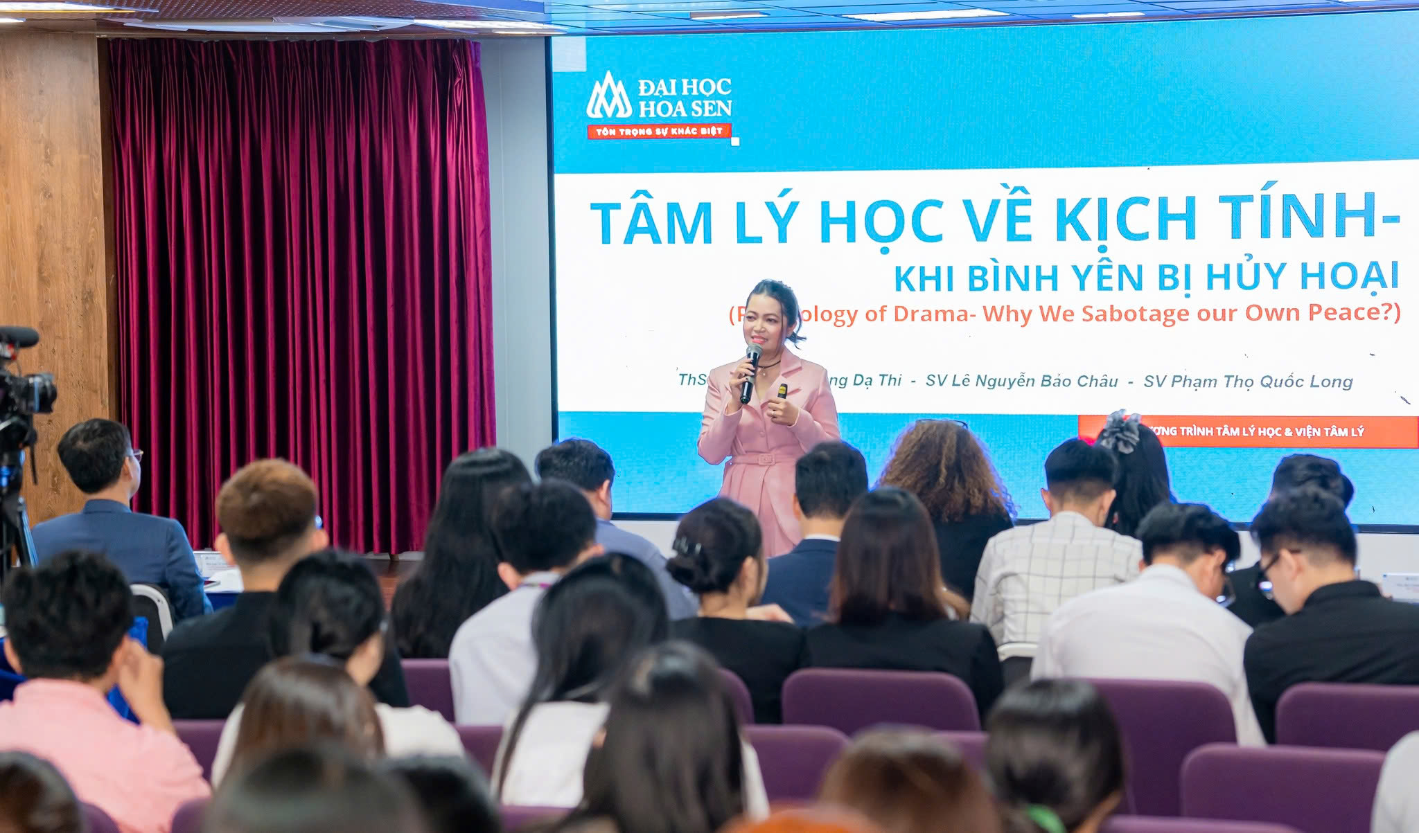 ThS Dạ Thi chia sẻ với sinh viên về “Tâm lý học về kịch tính” tại talkshow “Người trẻ và văn hóa ứng xử giữa cơn bão drama”