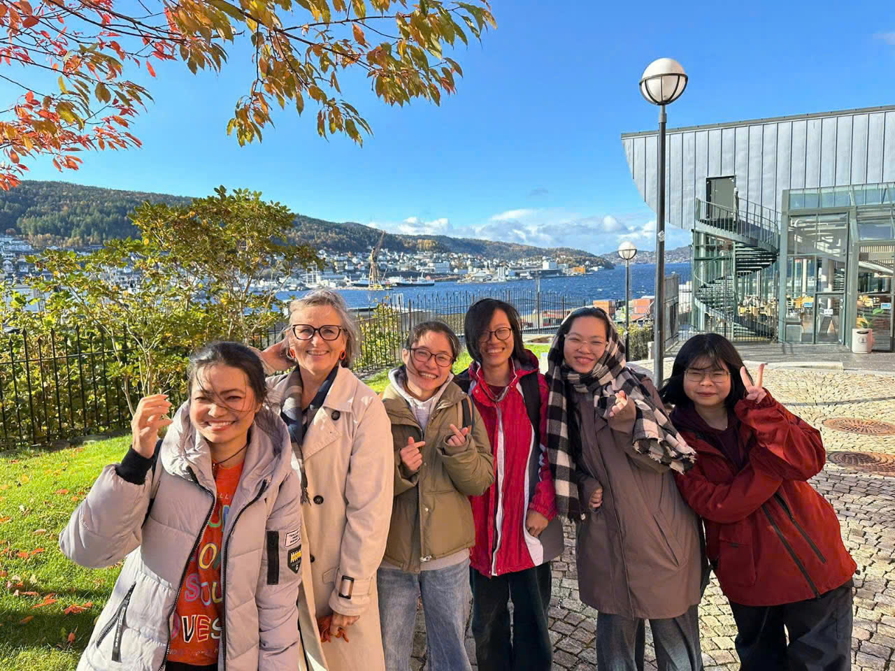 Cô Dạ Thi cùng bạn bè và giáo sư tại Đại học Bergen, Nauy