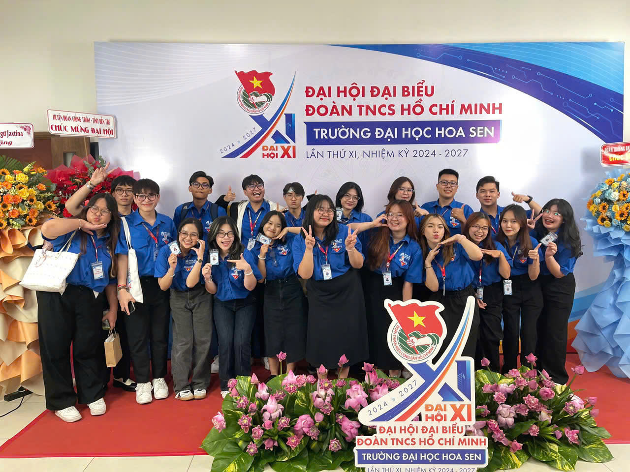 Ái Vy cùng các thành viên trong Ban Chấp hành Đoàn Khoa Marketing - Truyền thông