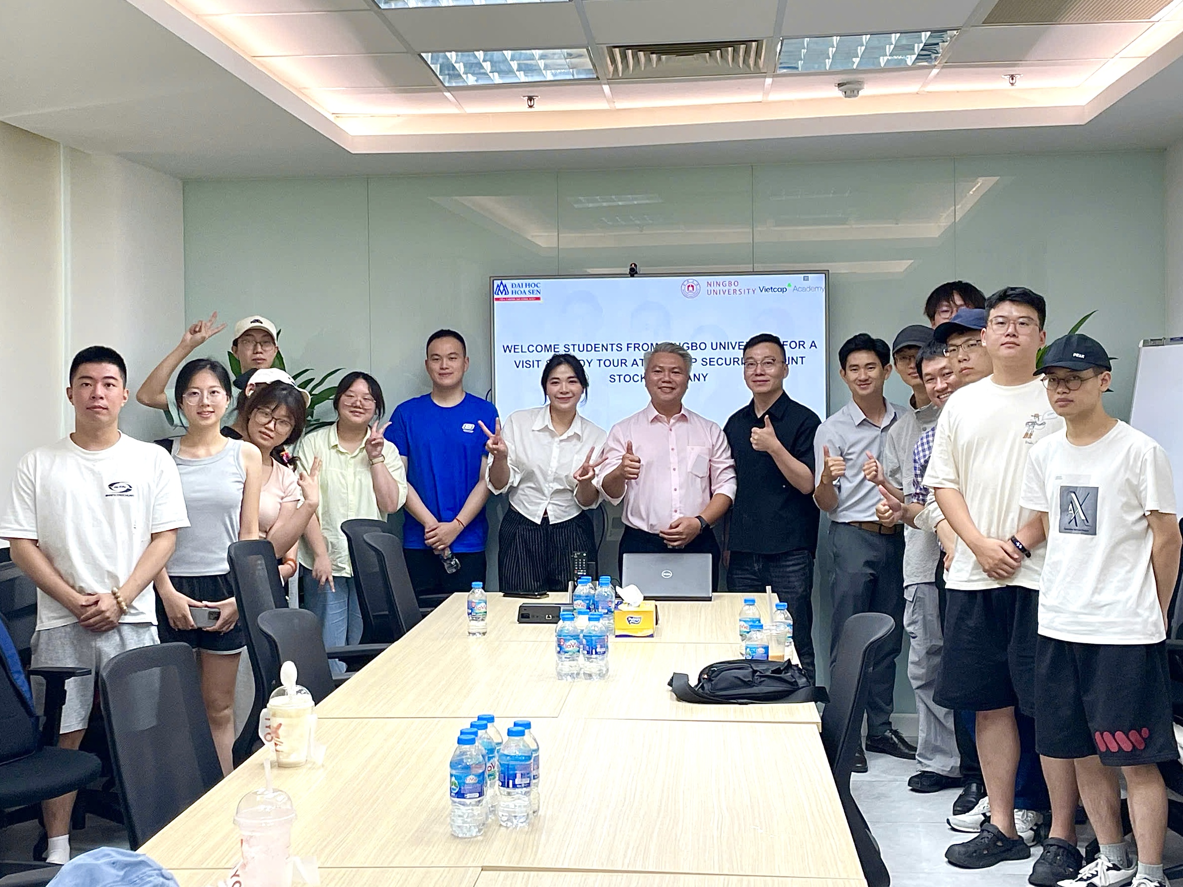 Đoàn sinh viên Ninh Ba có chuyến tham quan thực tế tại VietCap